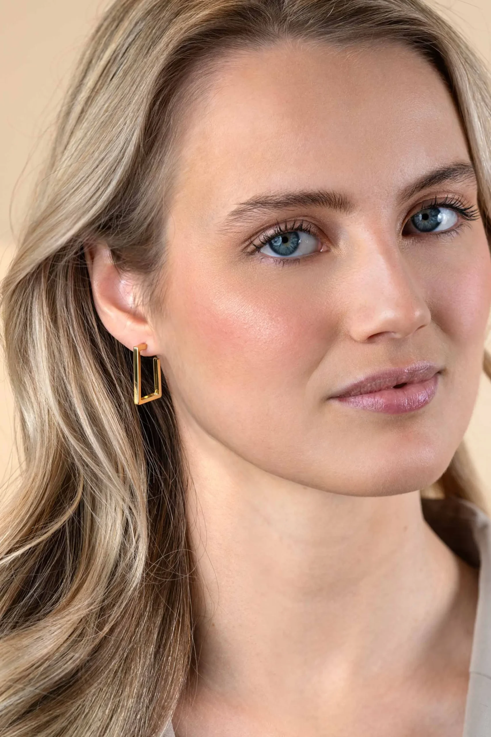 Clearance Zinzi 23mm Gold 14 karaat gouden oorstekers met grote strakke vierkantsvorm. Grootte 23 x 2,4mm. ZGO482
