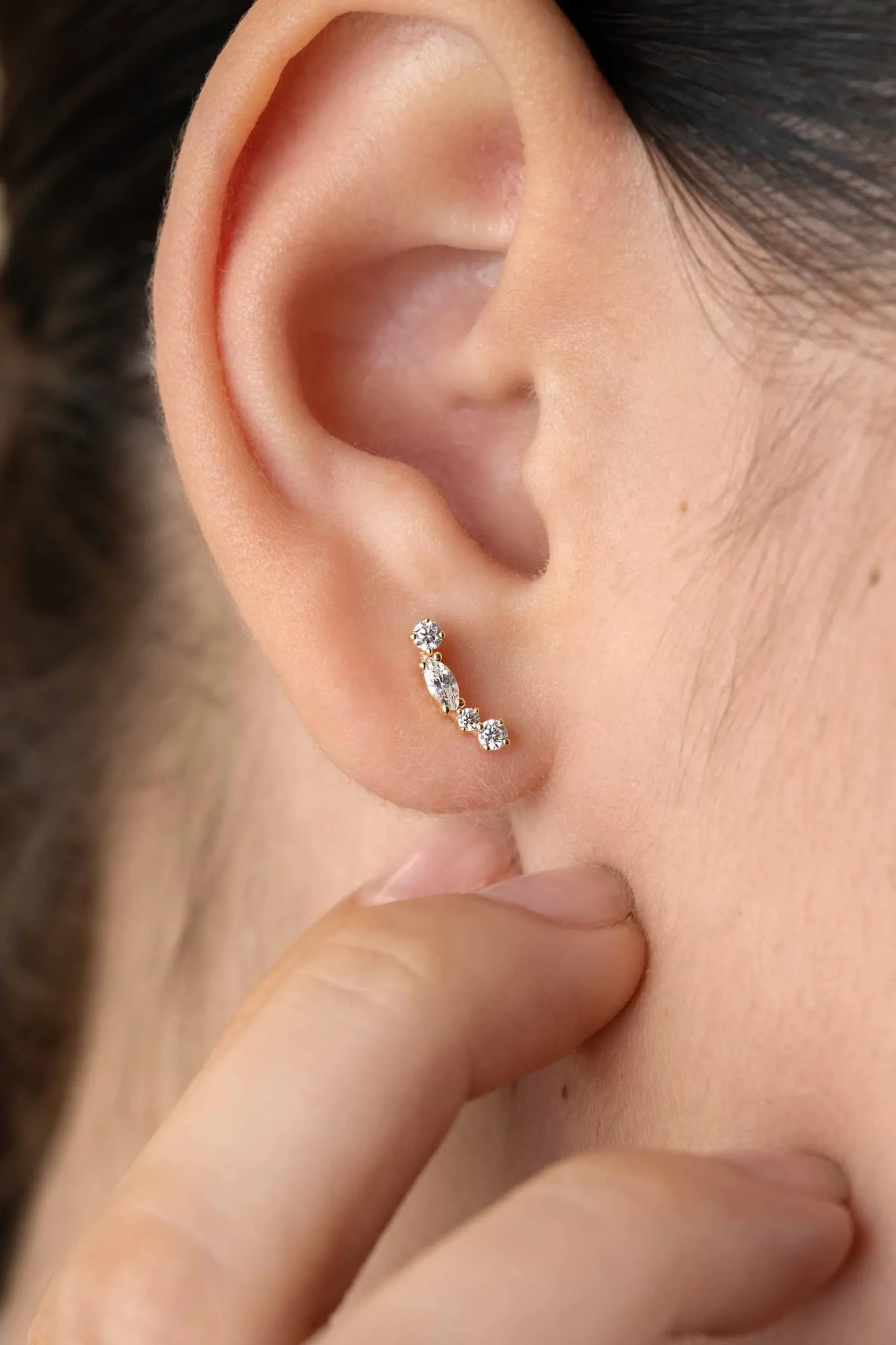Clearance Zinzi 10mm Gold 14 krt gouden fantasie oorstekers bezet met vierkante en peervormige witte zirconia's ZGO464