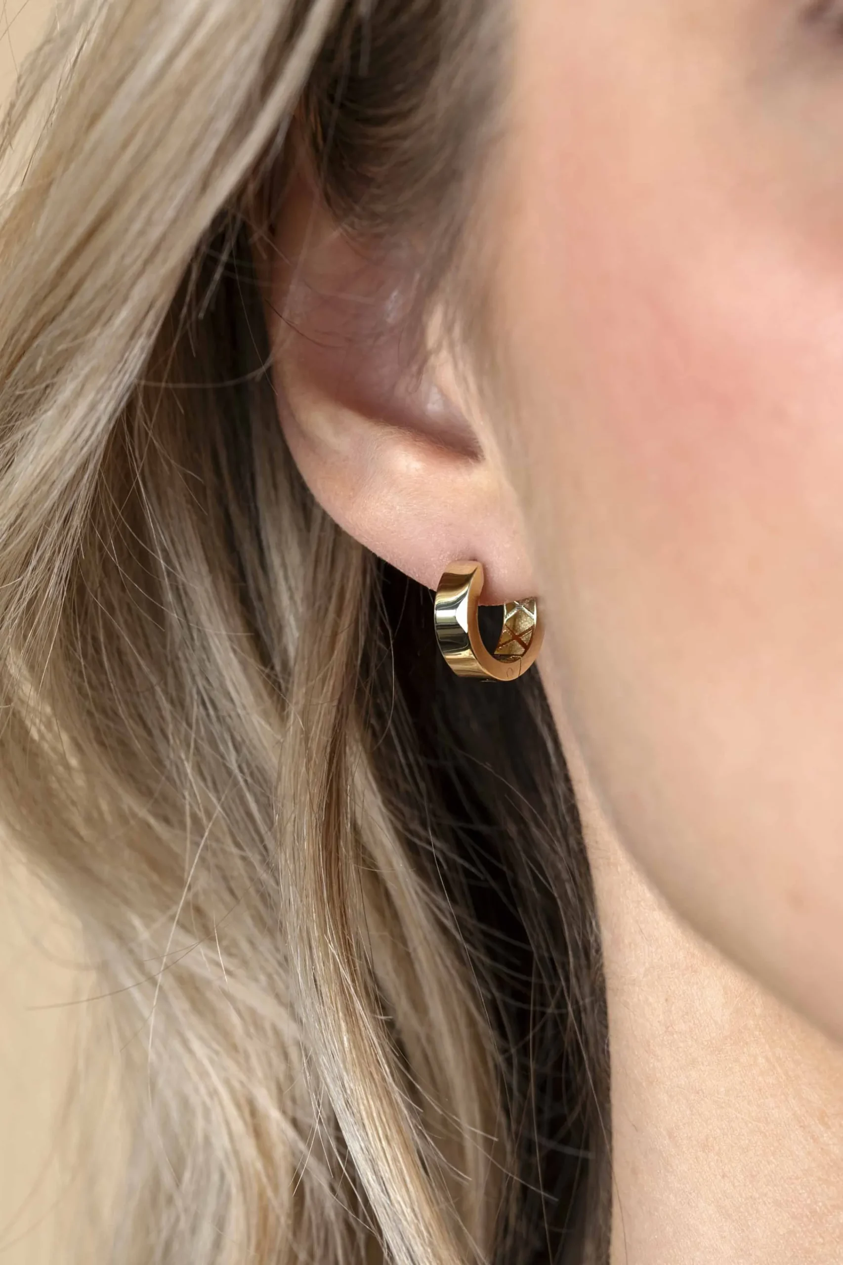 Zinzi 12,5mm Gold 14 krt gouden oorringen brede vierkante buis 3,6mm met luxe klapsluiting ZGO438