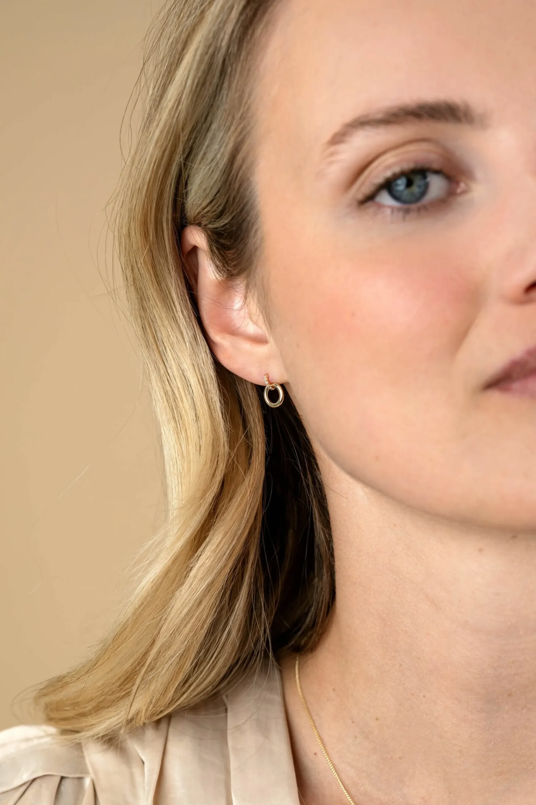 Best Zinzi 11mm Gold 14 krt gouden ronde oorknoppen waarbij de top bezet is met witte zirkonia's ZGO512