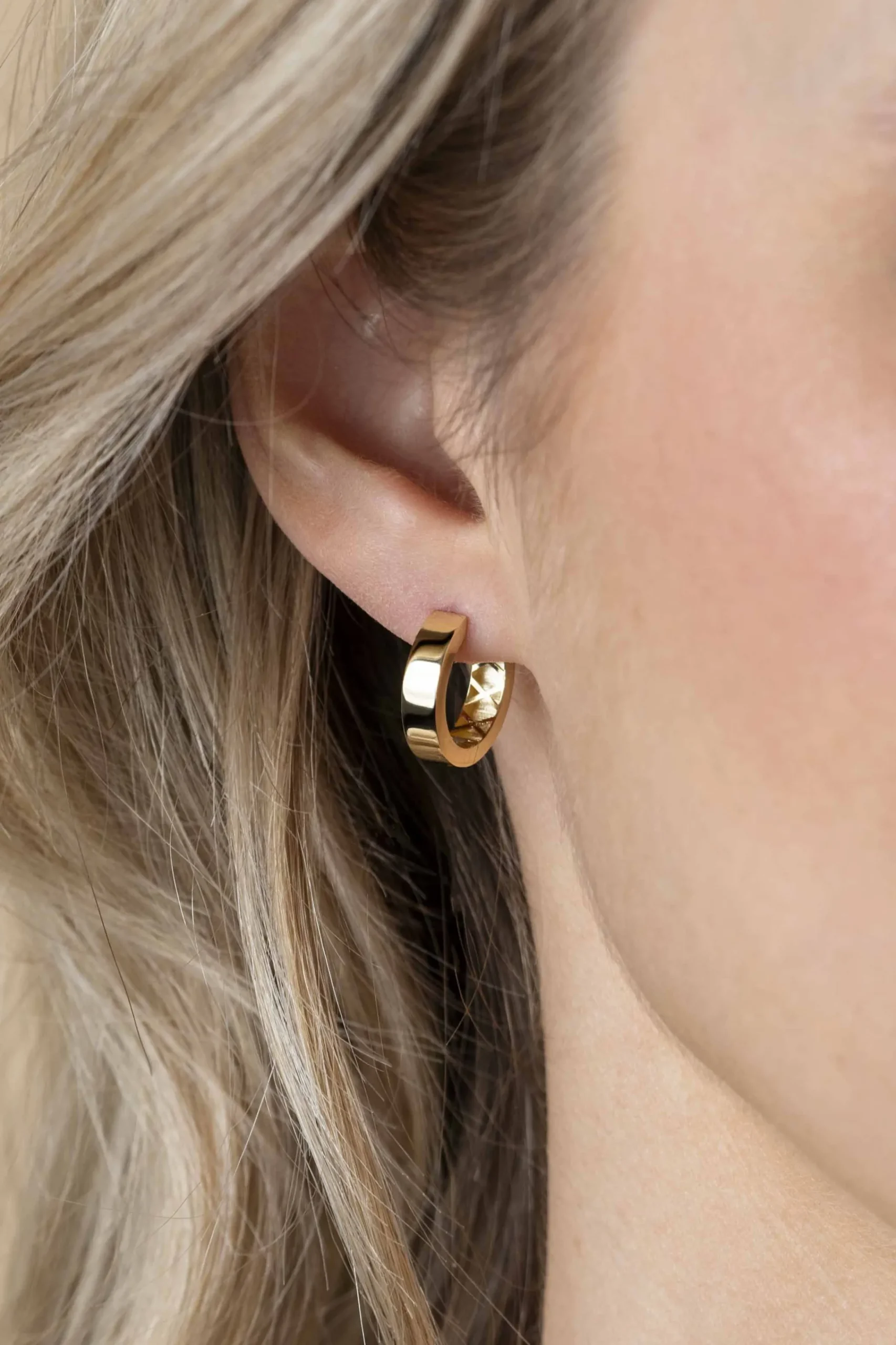 Discount Zinzi 15mm Gold 14 krt gouden oorringen brede vierkante buis 3,7mm met luxe klapsluiting ZGO439