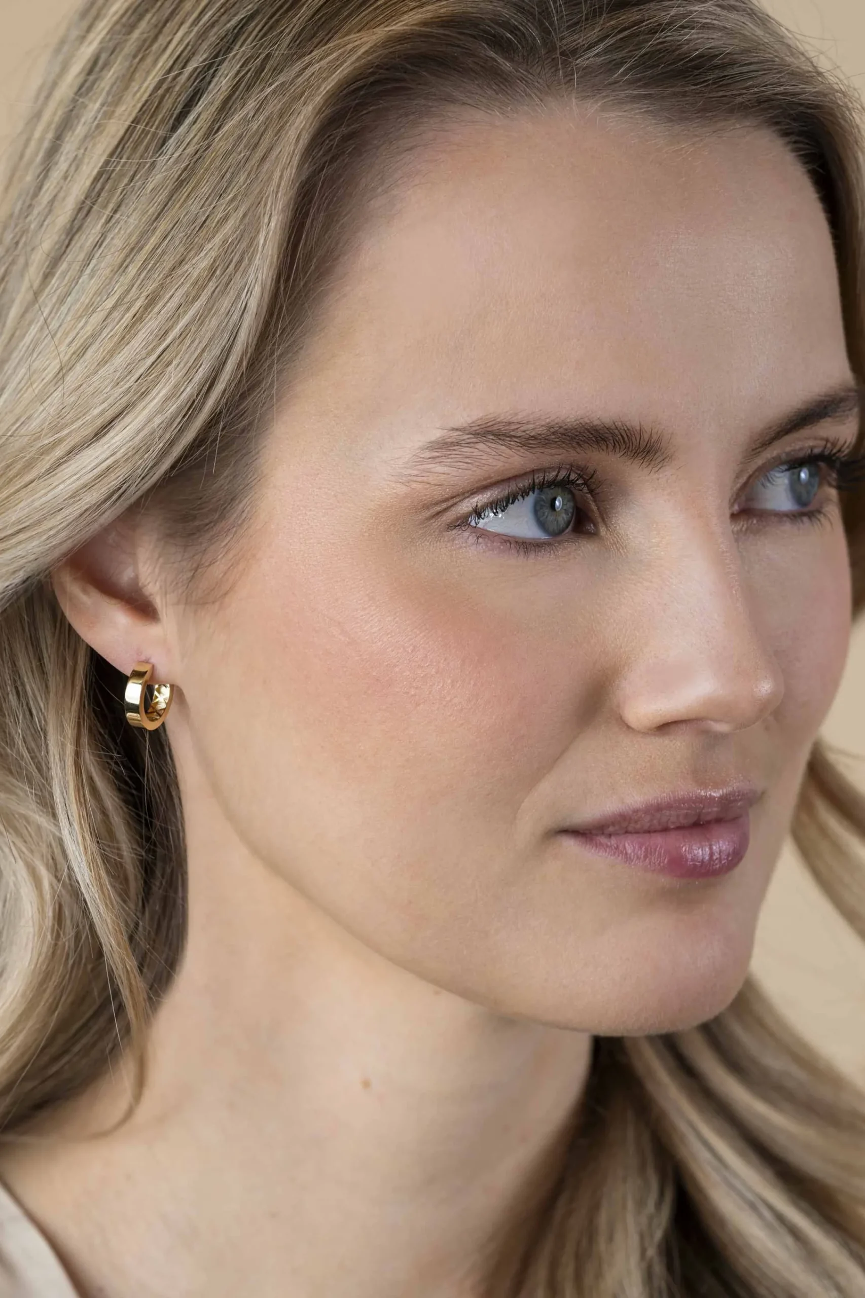 Discount Zinzi 15mm Gold 14 krt gouden oorringen brede vierkante buis 3,7mm met luxe klapsluiting ZGO439