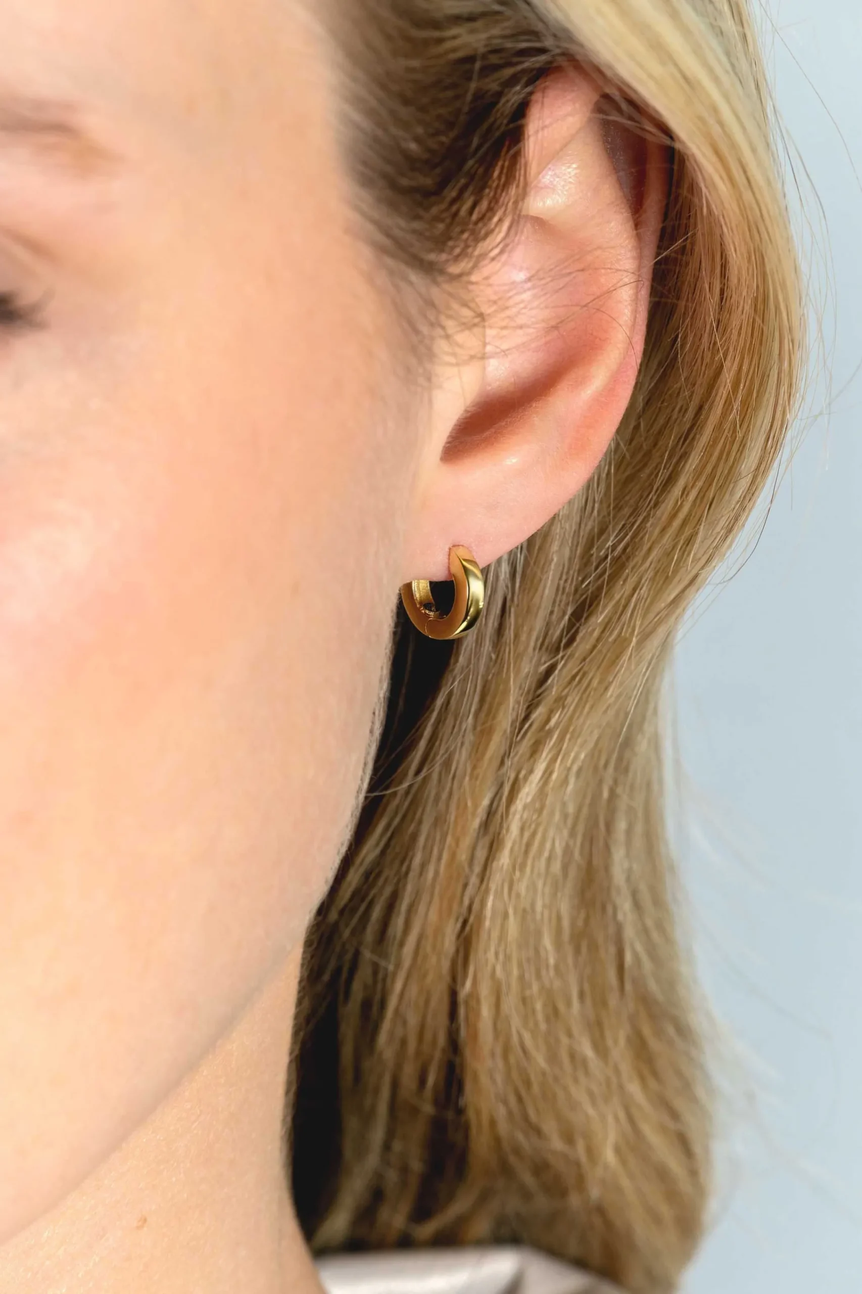 Discount Zinzi 12mm Gold 14 krt gouden oorringen met luxe klapsluiting 12mm x 2,2mm vierkante buis ZGO427