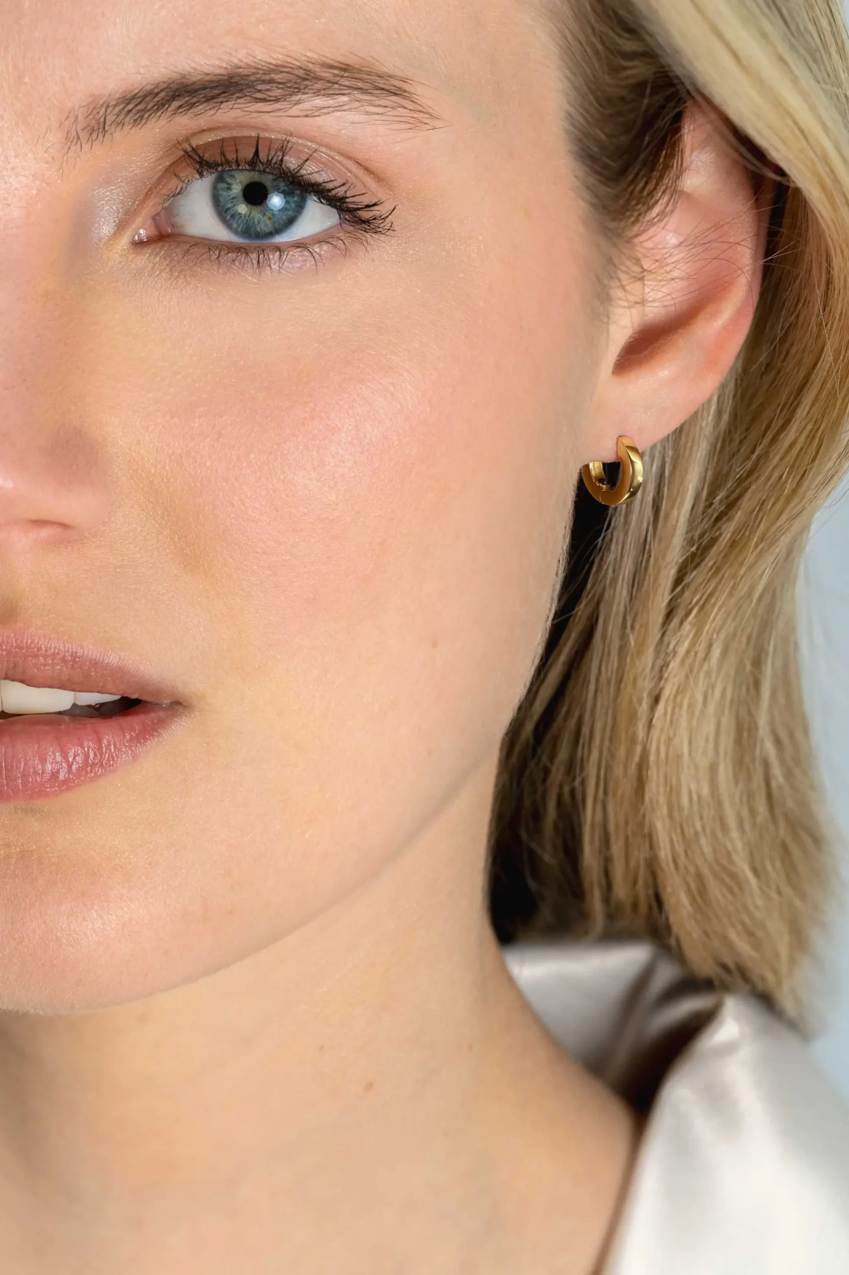 Discount Zinzi 12mm Gold 14 krt gouden oorringen met luxe klapsluiting 12mm x 2,2mm vierkante buis ZGO427