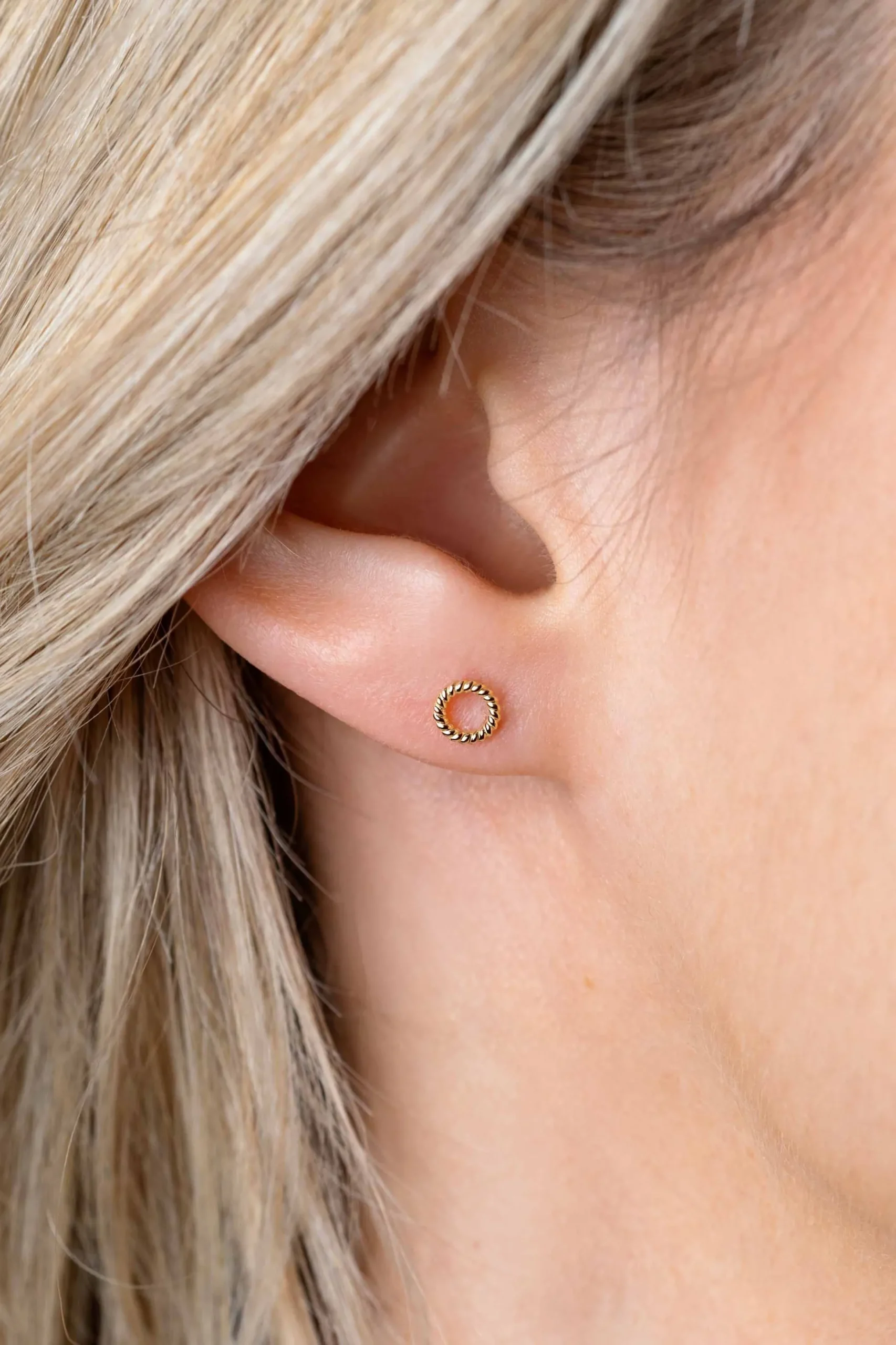 Online Zinzi 5mm Gold 14 krt gouden ronde oorknoppen met gedraaid motief 5mm ZGO400