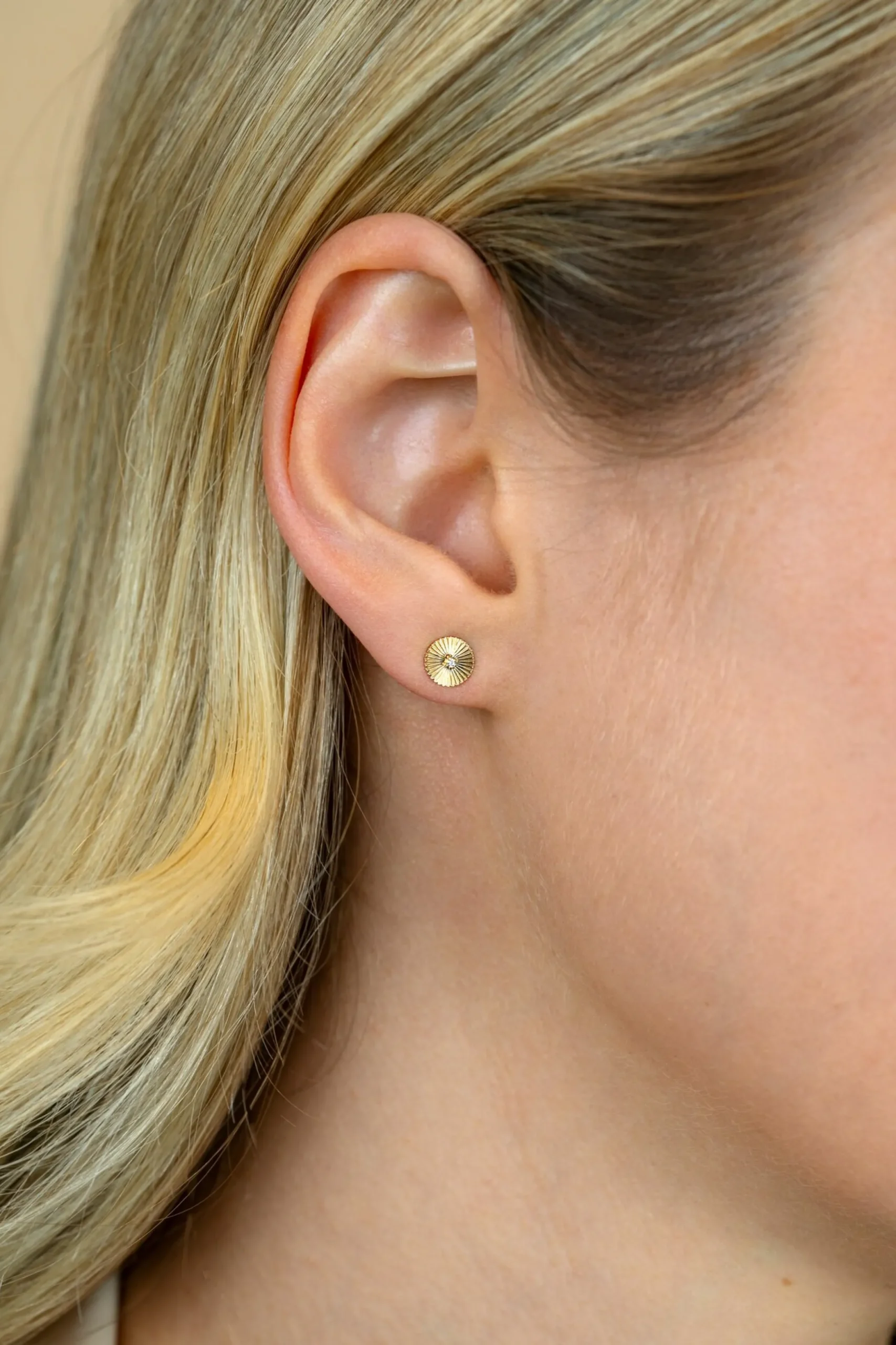 Discount Zinzi 6mm Gold 14 krt gouden oorstekers rond met zonnestralen en witte zirkonia ZGO542 (zonder collier)