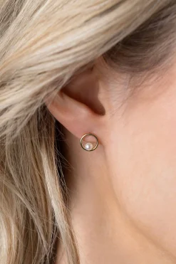 Clearance Zinzi 8mm Gold 14 krt gouden oorstekers met open ronde vorm, bezet met een kleine witte parel ZGO418