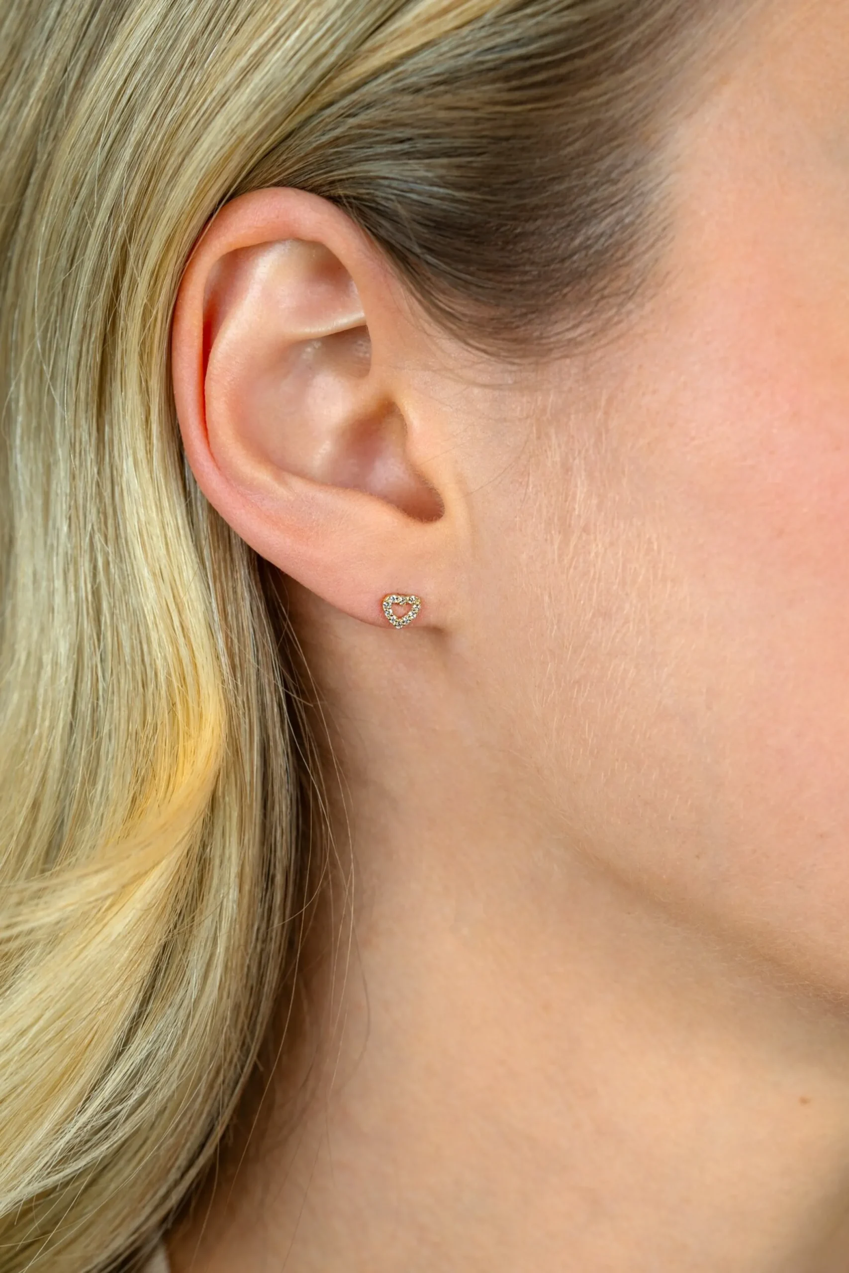 Best Zinzi 5mm Gold 14 krt gouden oorknoppen open hartje bezet met witte zirkonia's ZGO551