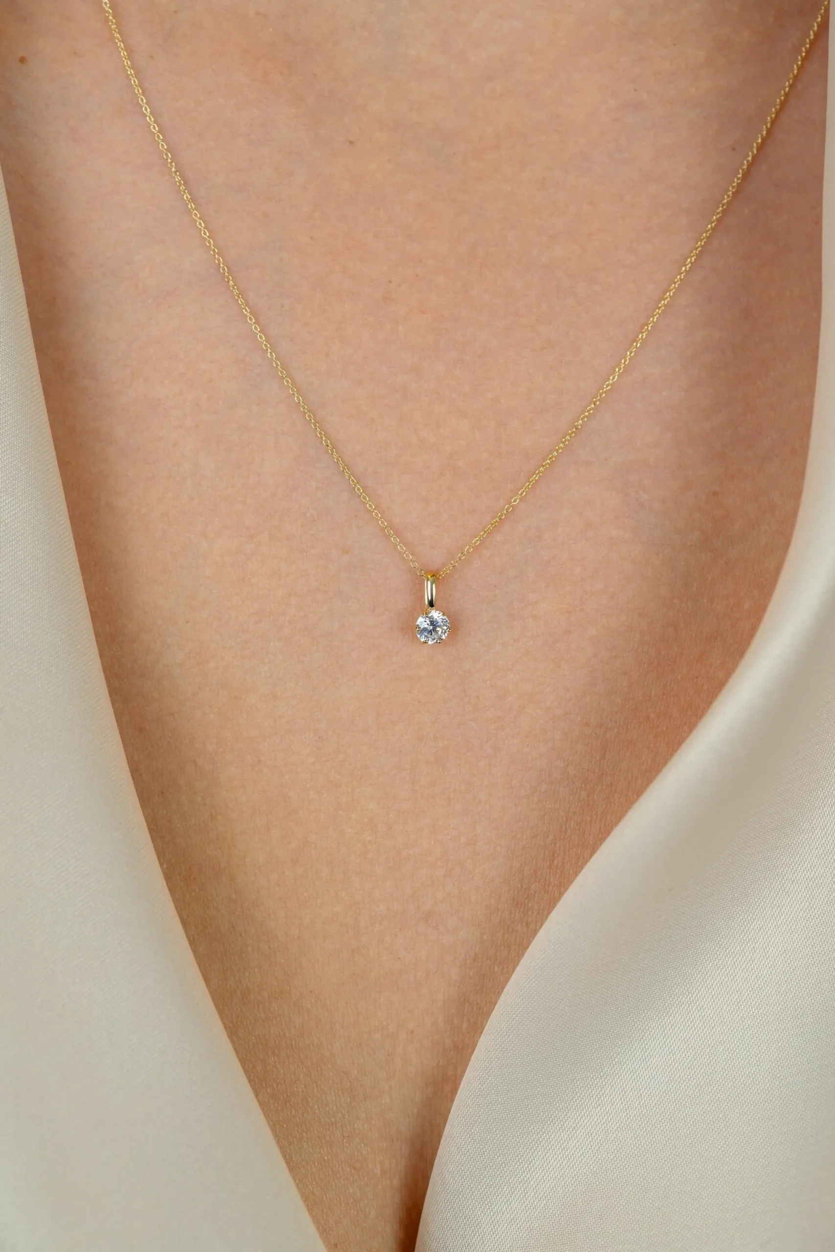 Zinzi 8,5mm Gold 14 krt gouden hanger bezet met een witte ronde zirkonia (4,5mm) ZGH544 (zonder collier)
