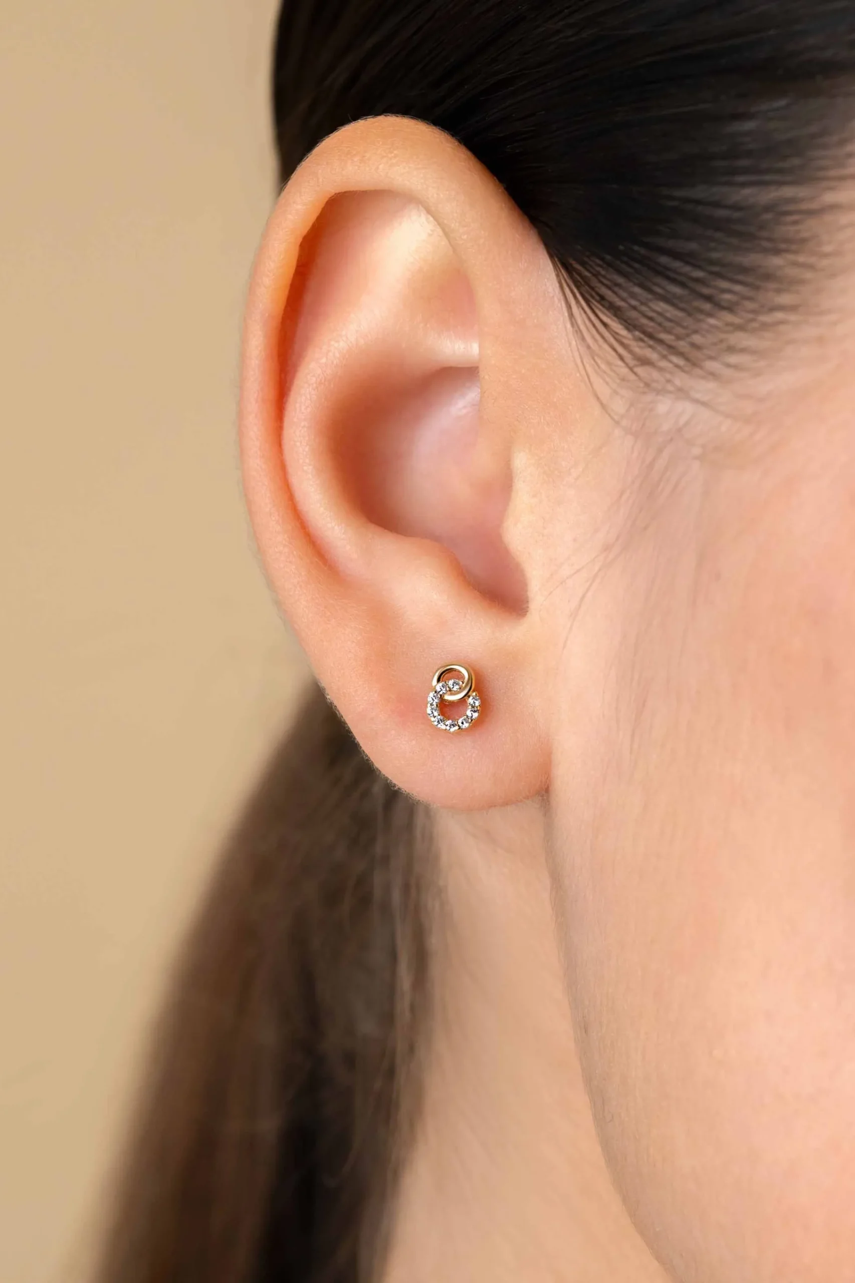 New Zinzi 6,5mm Gold 14 krt gouden oorstekers verbonden open rondjes, glad en bezet met witte zirconia's ZGO471