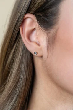 Sale Zinzi 4mm Gold 14 krt gouden oorknoppen ronde zetting bezet met witte zirconia ZGO451