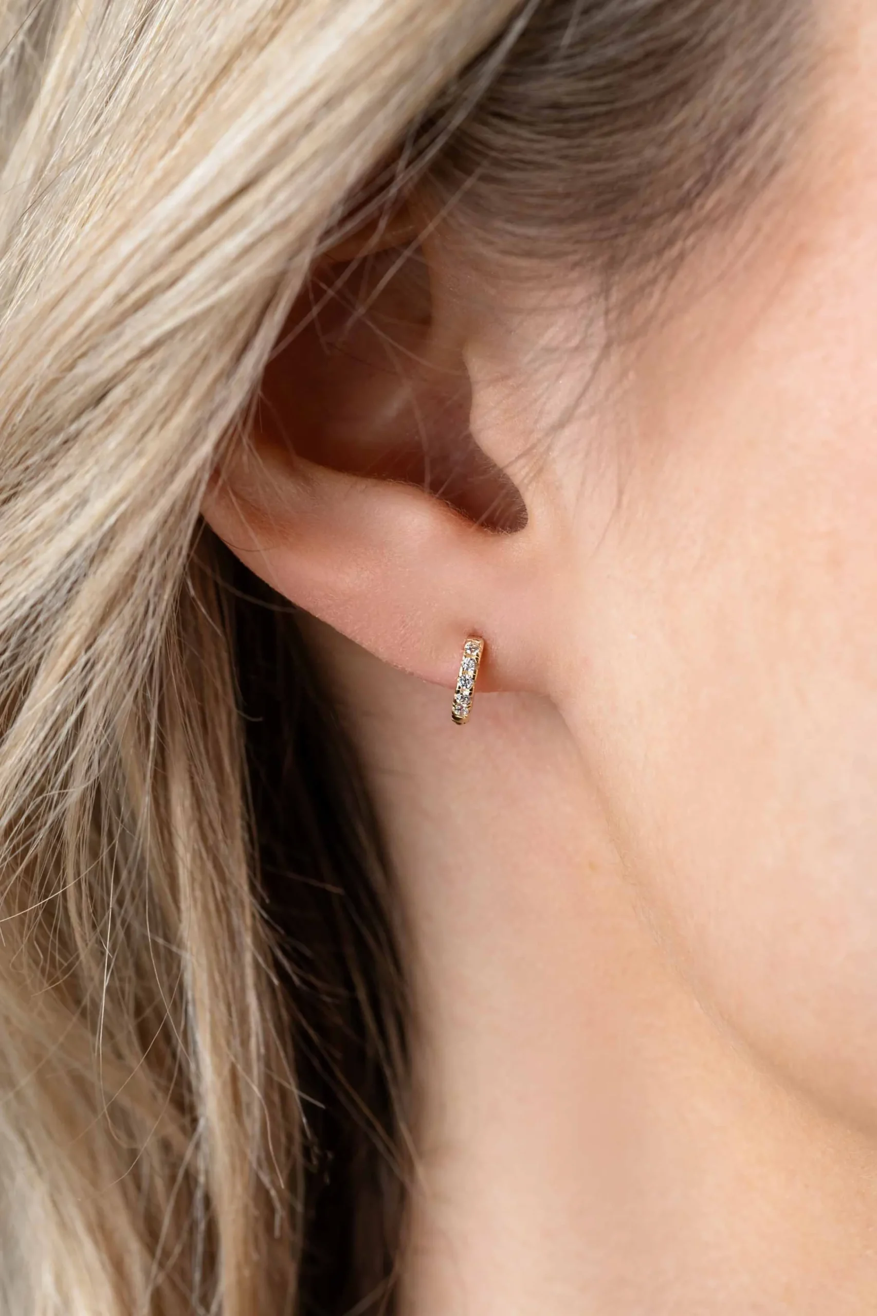 New Zinzi 8mm Gold 14 krt gouden oorringen bezet met witte zirconia's, luxe klapsluiting 8x1,6mm ZGO467