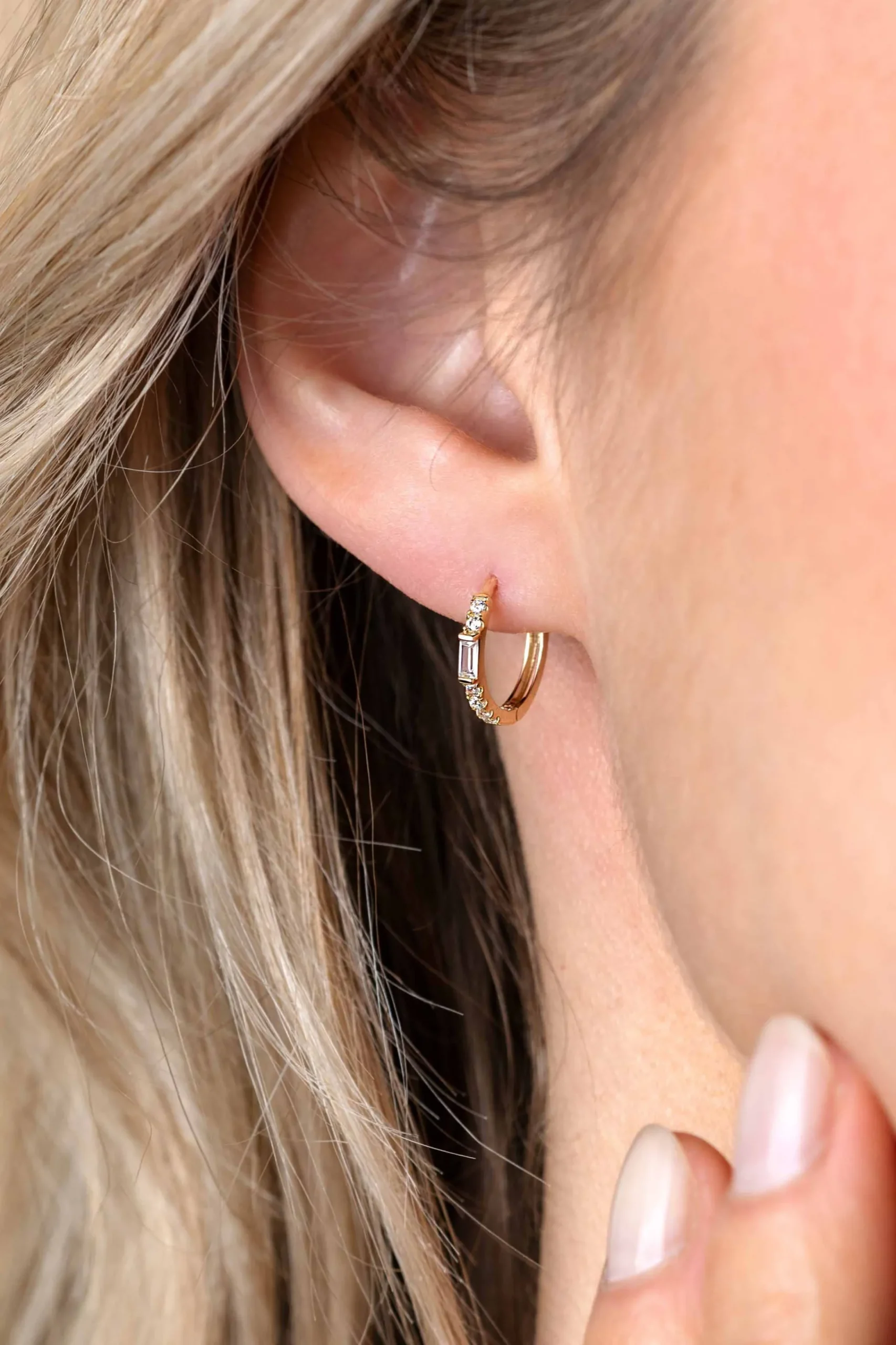 Sale Zinzi 13,5mm Gold 14 krt gouden oorringen bezet met witte zirconia's, luxe klapsluiting 13,5 x 1,5mm ZGO403
