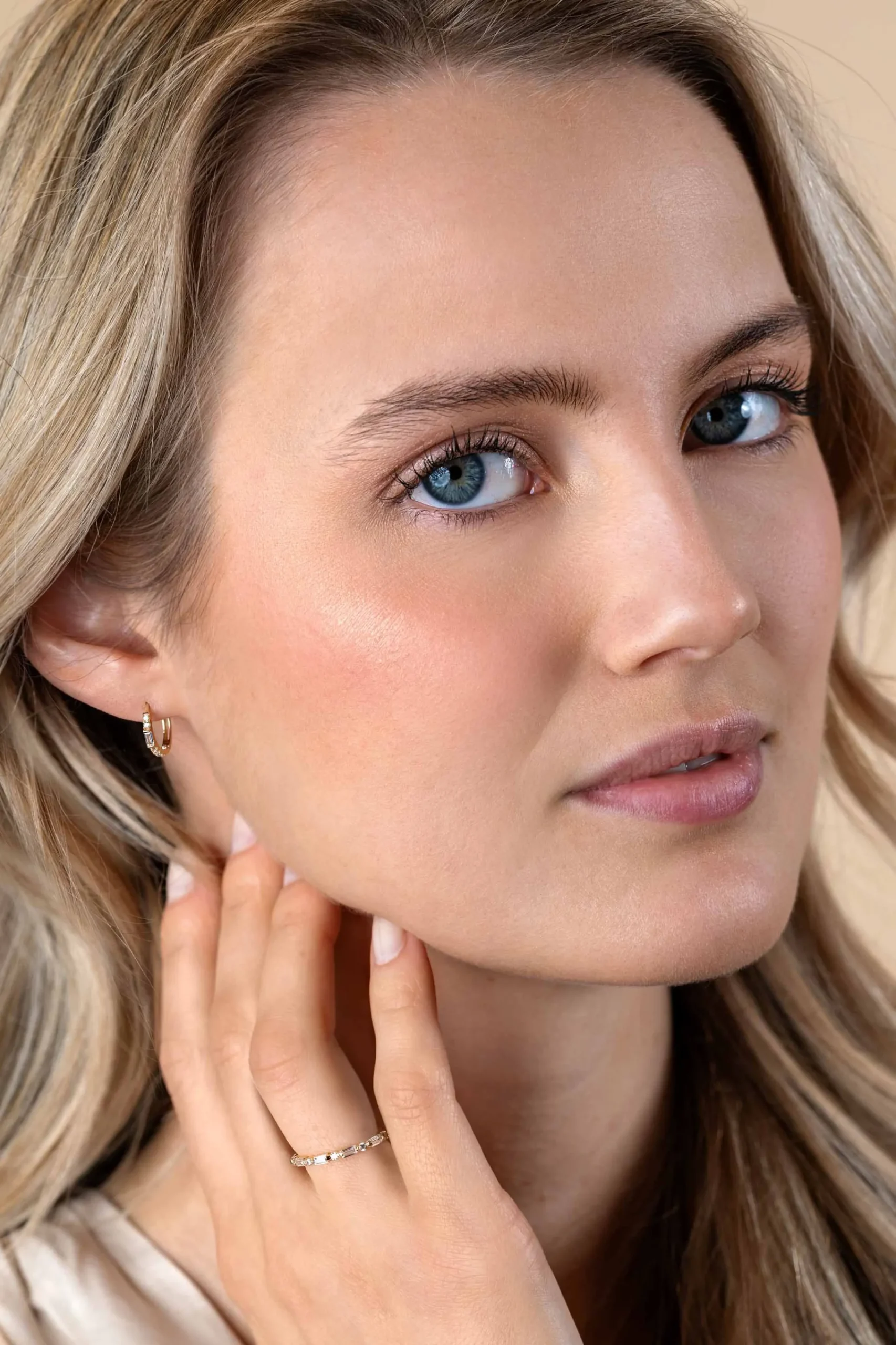 Sale Zinzi 13,5mm Gold 14 krt gouden oorringen bezet met witte zirconia's, luxe klapsluiting 13,5 x 1,5mm ZGO403
