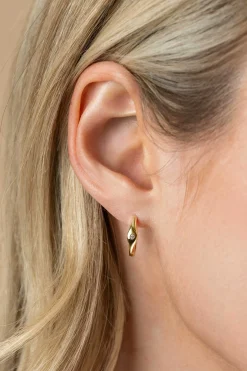 Hot Zinzi 15mm gold plated zilveren oorringen organisch gevormd, bezet met witte zirconia en met luxe klapsluiting ZIO2628