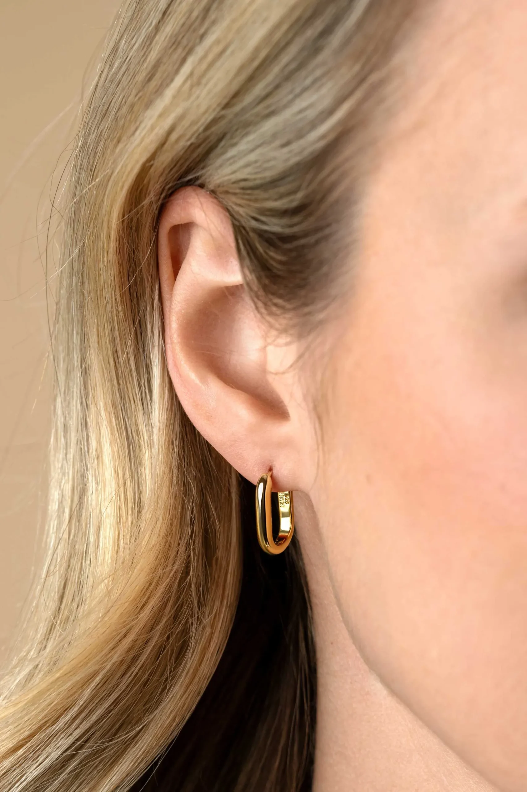 Zinzi 15,5mm gold plated zilveren oorringen in ovale vorm met ronde buis 3mm breed ZIO2604G