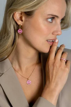 Online Zinzi 15mm gold plated zilveren ronde smiley oorbedels, bezet met trendy roze emaille ZICH2312R (zonder oorringen)