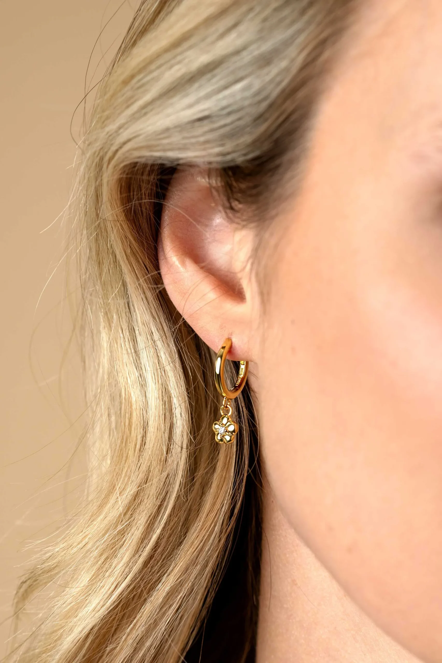 Outlet Zinzi 22mm gold plated zilveren oorringen 14mm met bungelende bloemetjes bezet met witte zirconia ZIO2620