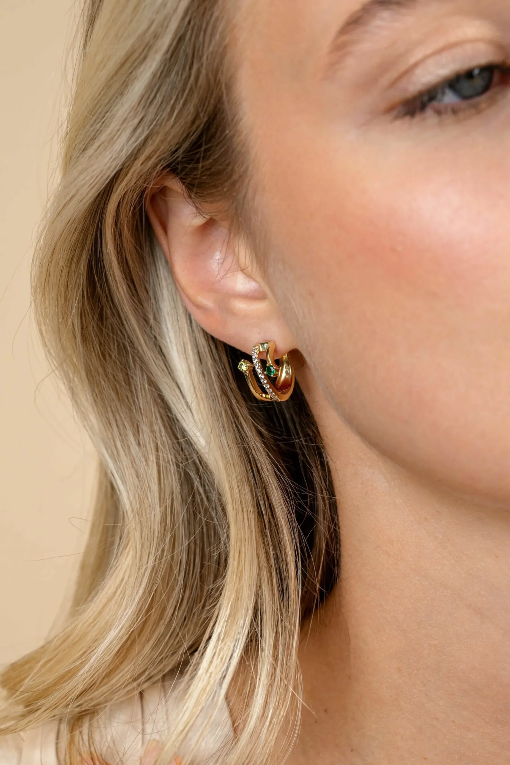 Clearance Zinzi 16mm gold plated zilveren multi-look oorringen met 3 rijen, bezet met groene kleurstenen en witte zirconia's 10mm breed met luxe klapsluiting ZIO2646G