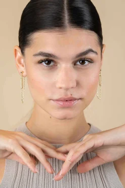 Outlet Zinzi 60mm gold plated zilveren oorstekers met paperclip ketting en open ovale vorm bezet met witte zirconia's ZIO2538