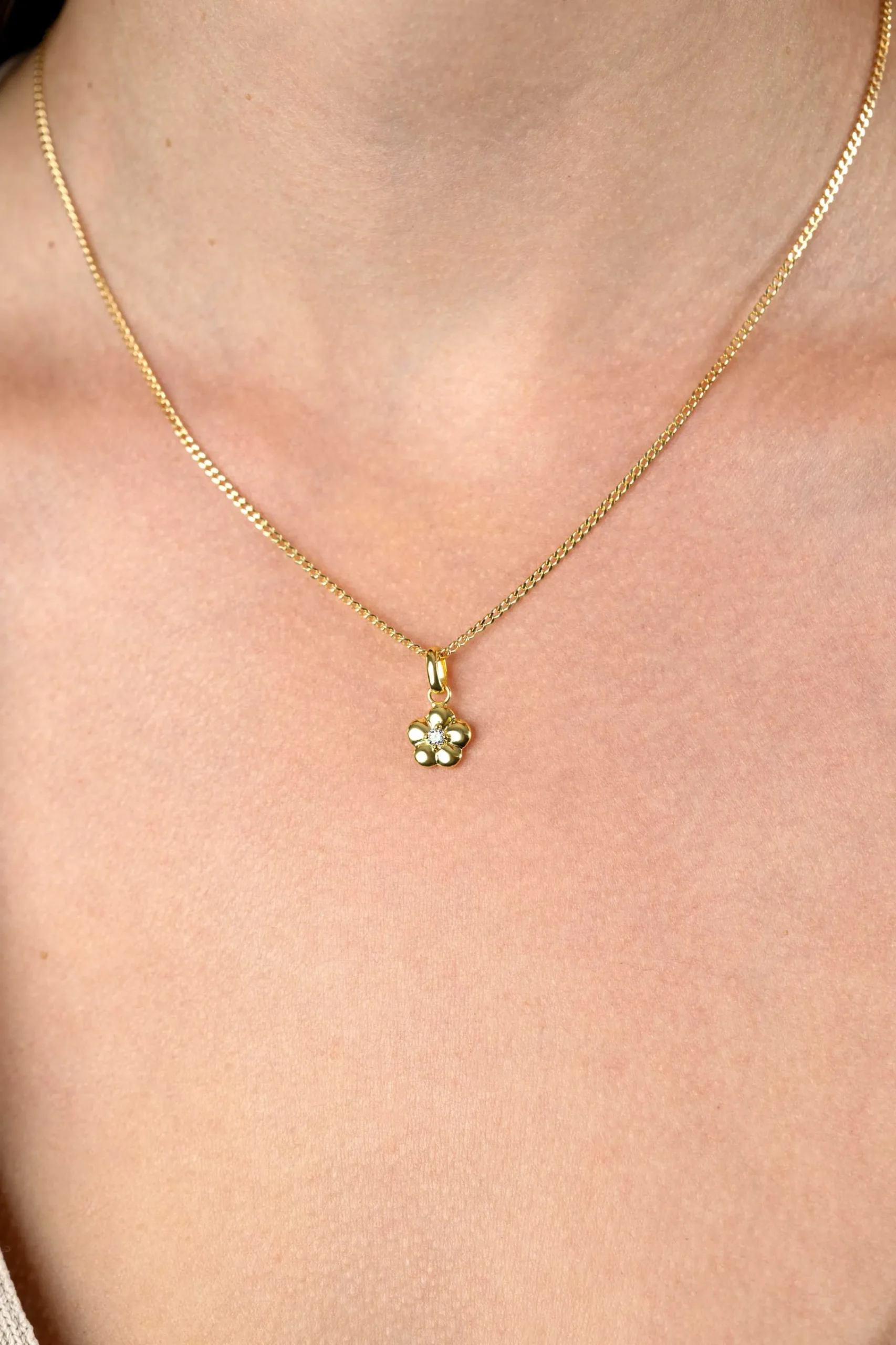 Sale Zinzi 16mm gold plated zilveren bloem hanger, bezet met witte zirconia ZIH2620 (zonder collier)
