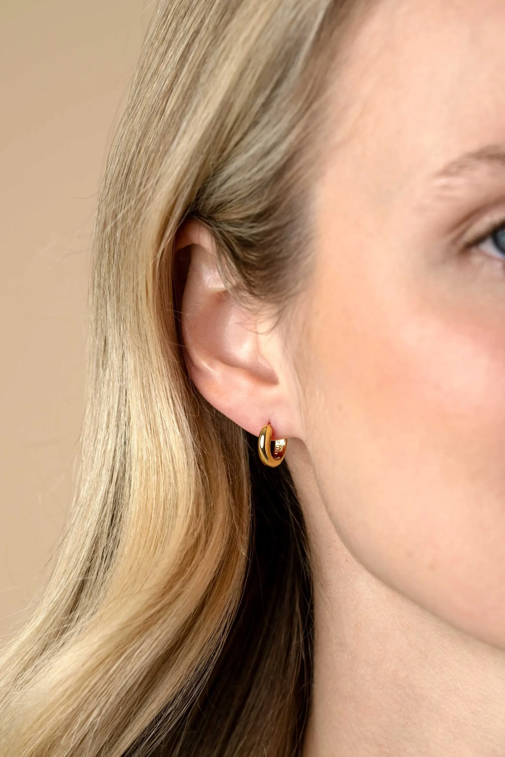 Zinzi 12,5mm gold plated zilveren gladde oorringen met ronde buis 3mm met luxe klapsluiting ZIO2600G