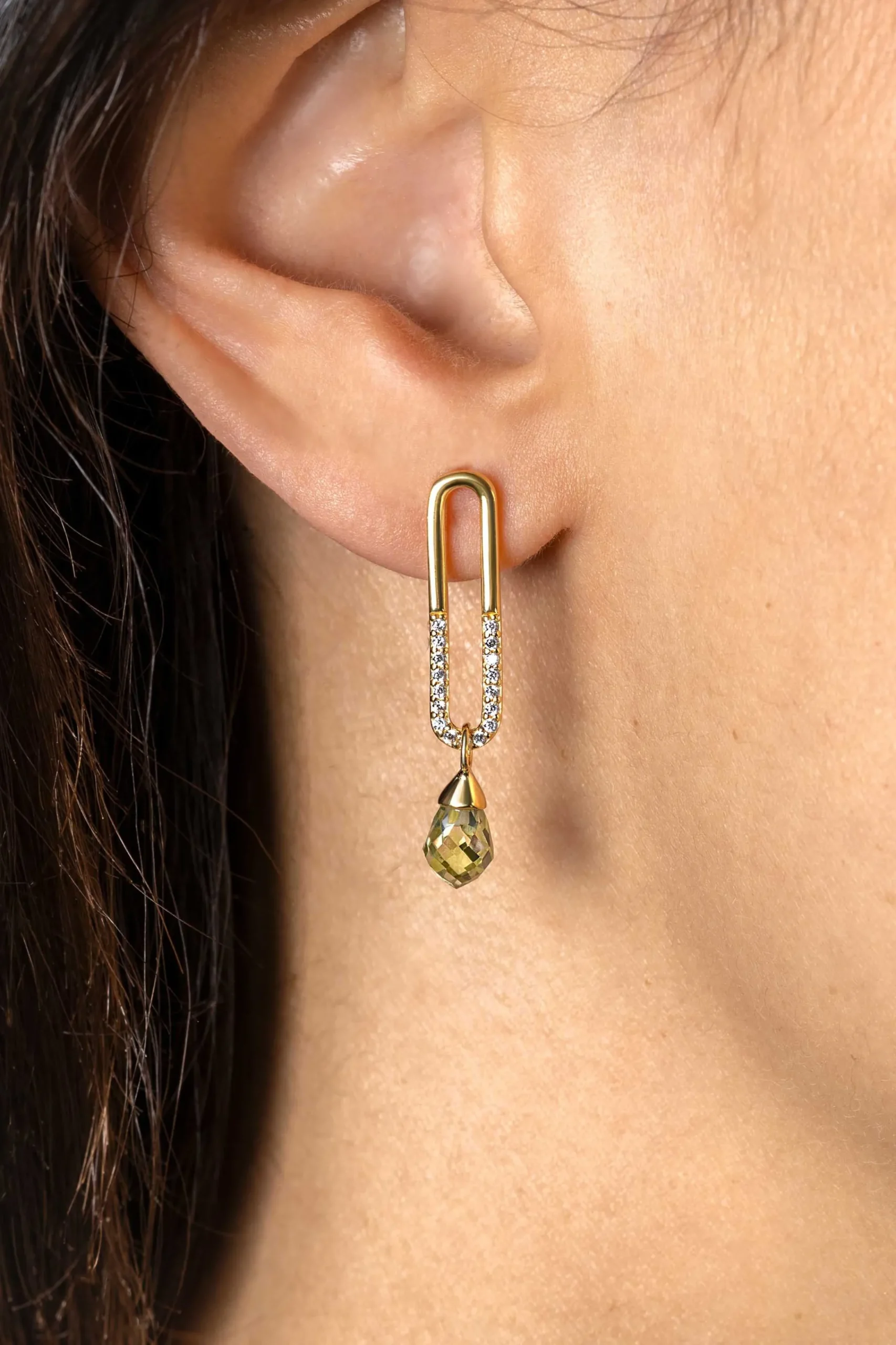Discount Zinzi 30mm gold plated zilveren oorstekers met trendy open ovale vorm en peervormige hanger groen peridot ZIO2430