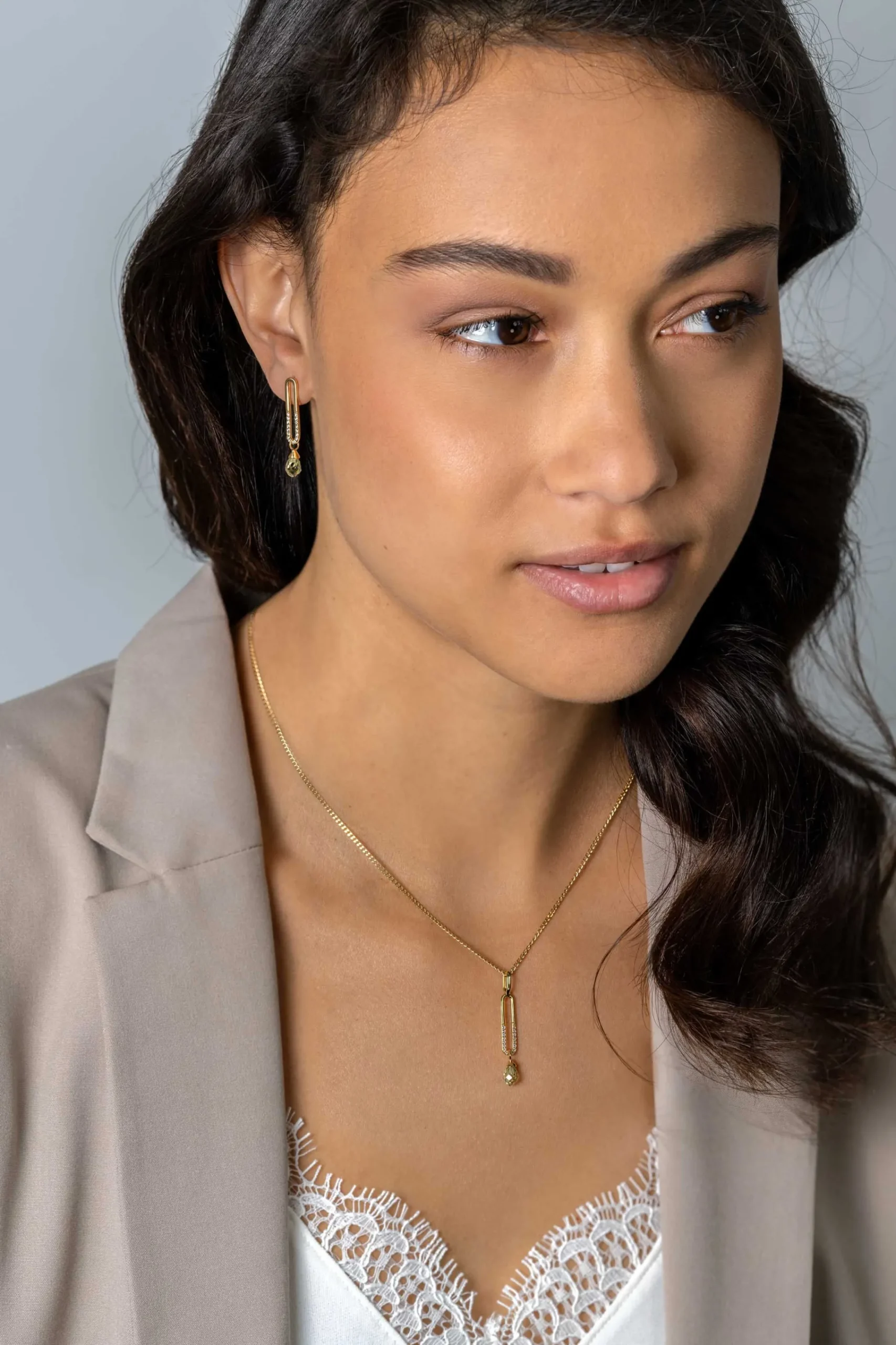 Discount Zinzi 30mm gold plated zilveren oorstekers met trendy open ovale vorm en peervormige hanger groen peridot ZIO2430