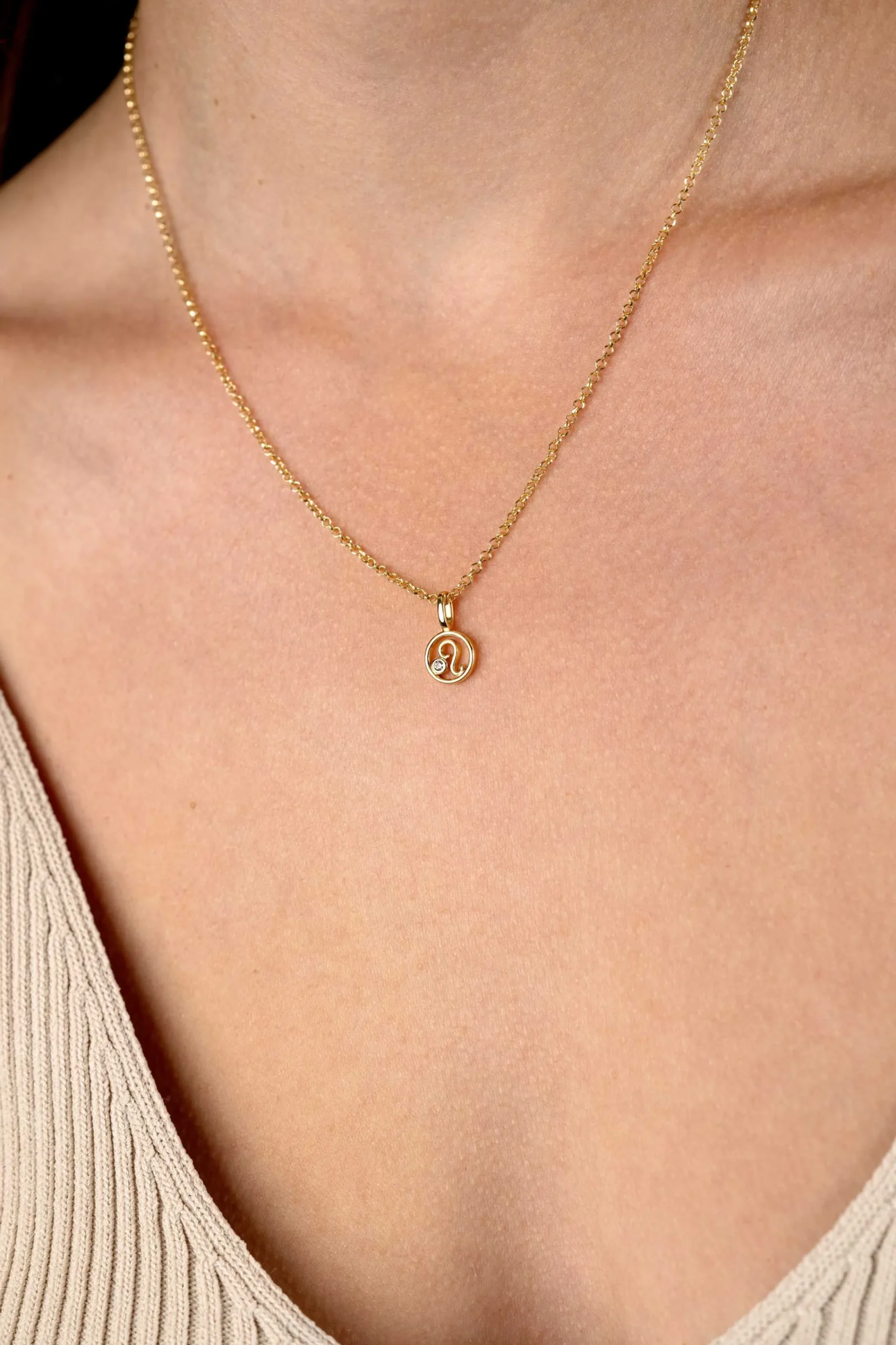 Online Zinzi 9mm gold plated zilveren Leeuw sterrenbeeldhanger bezet met witte zirconia ZIHY-LEE (zonder collier)