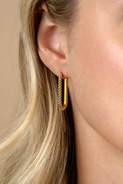 Sale Zinzi 28mm gold plated zilveren oorringen in ovale vorm met gedraaide buis en luxe klapsluiting ZIO2693G
