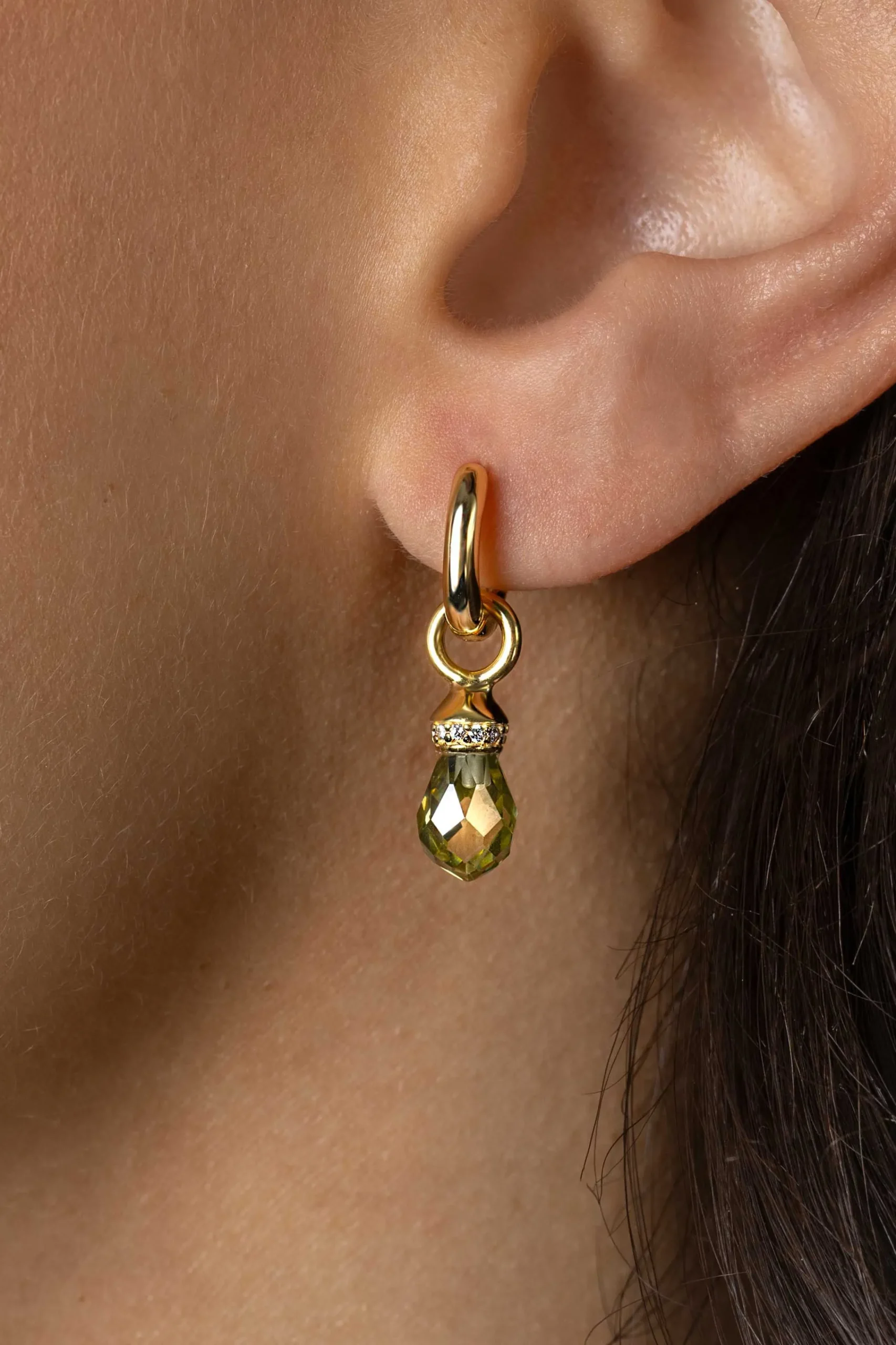 Zinzi 17mm gold plated zilveren oorbedels in peervorm groen peridot en witte zirconia's ZICH2429 (zonder oorringen)