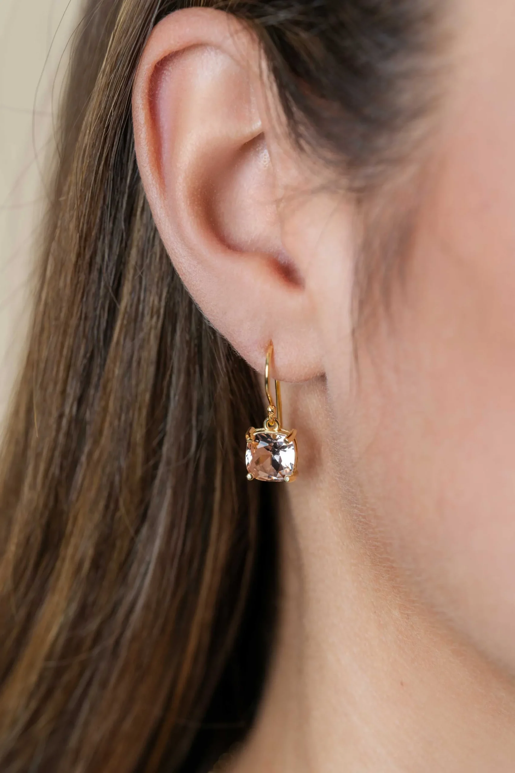 Clearance Zinzi 24mm gold plated zilveren oorhangers met trendy vierkante kleursteen in licht roze ZIO2579