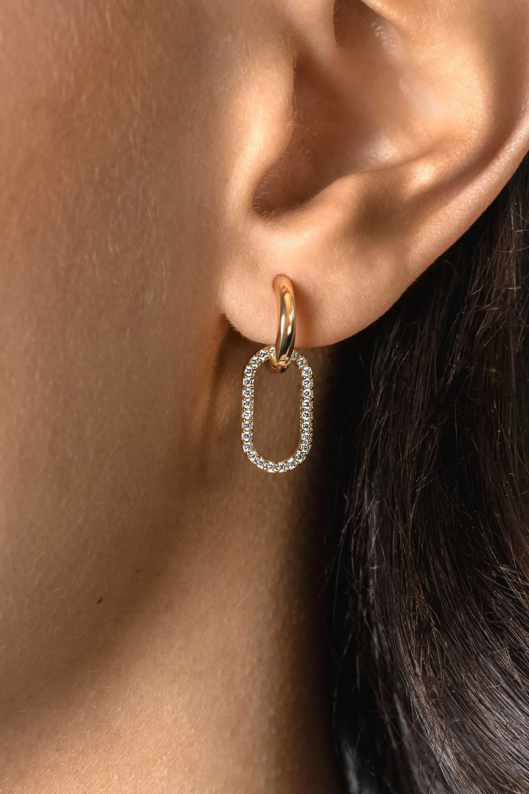 Best Zinzi 15mm gold plated zilveren oorbedels ovale vorm witte zirconia's ZICH2444 (zonder oorringen)