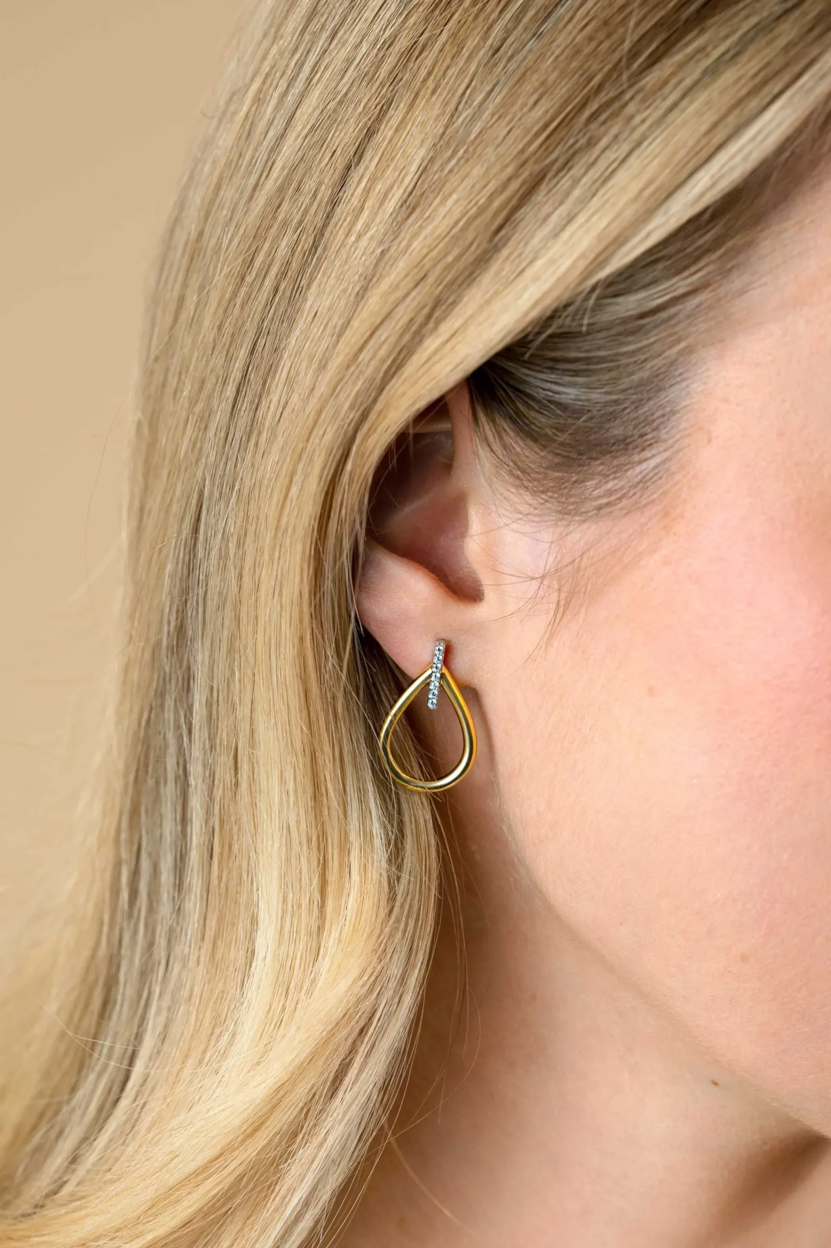 Discount Zinzi 25mm gold plated zilveren grote ovale oorstekers waarbij de top bezet is met witte zirconia's ZIO2619