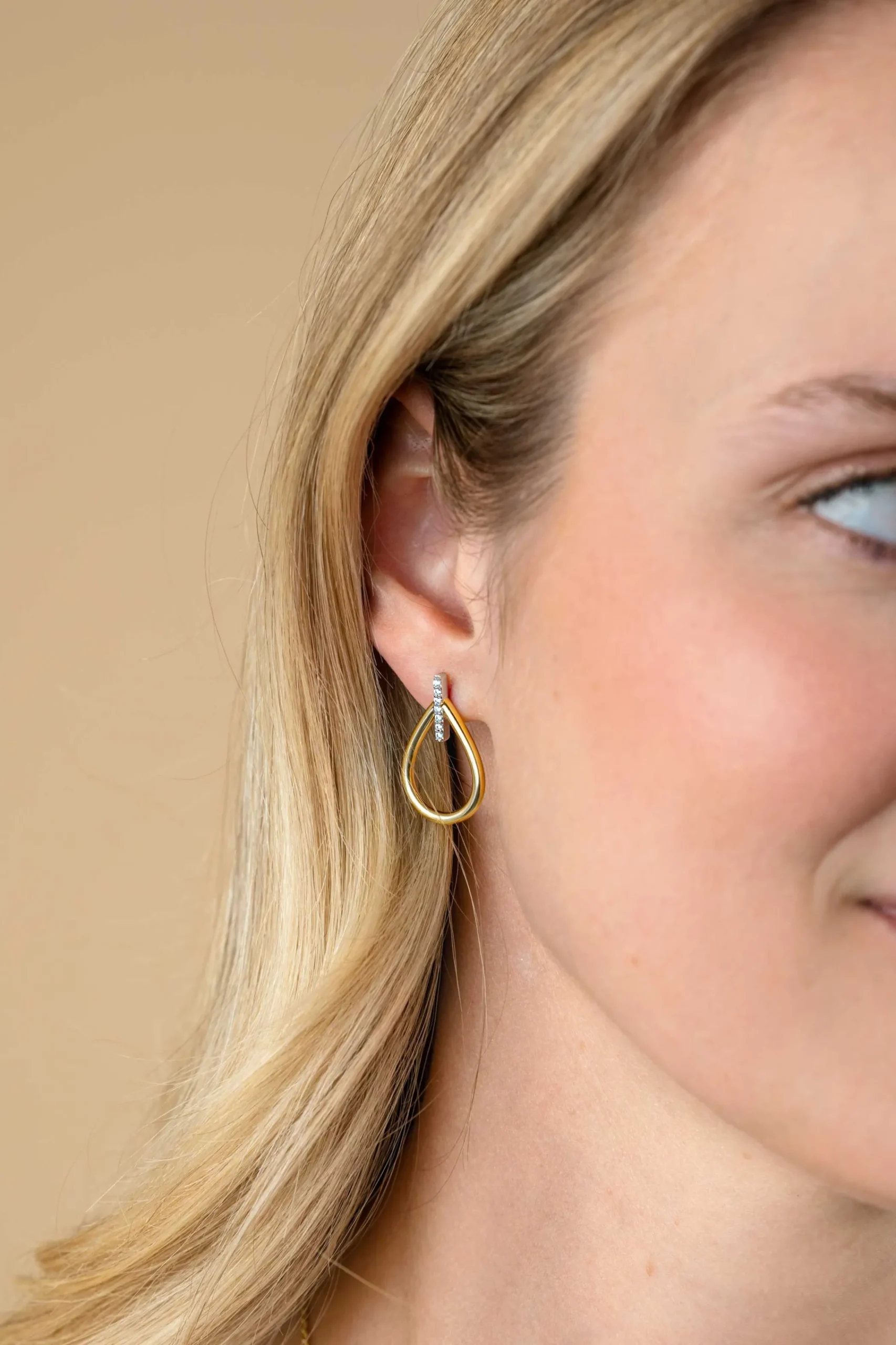 Discount Zinzi 25mm gold plated zilveren grote ovale oorstekers waarbij de top bezet is met witte zirconia's ZIO2619