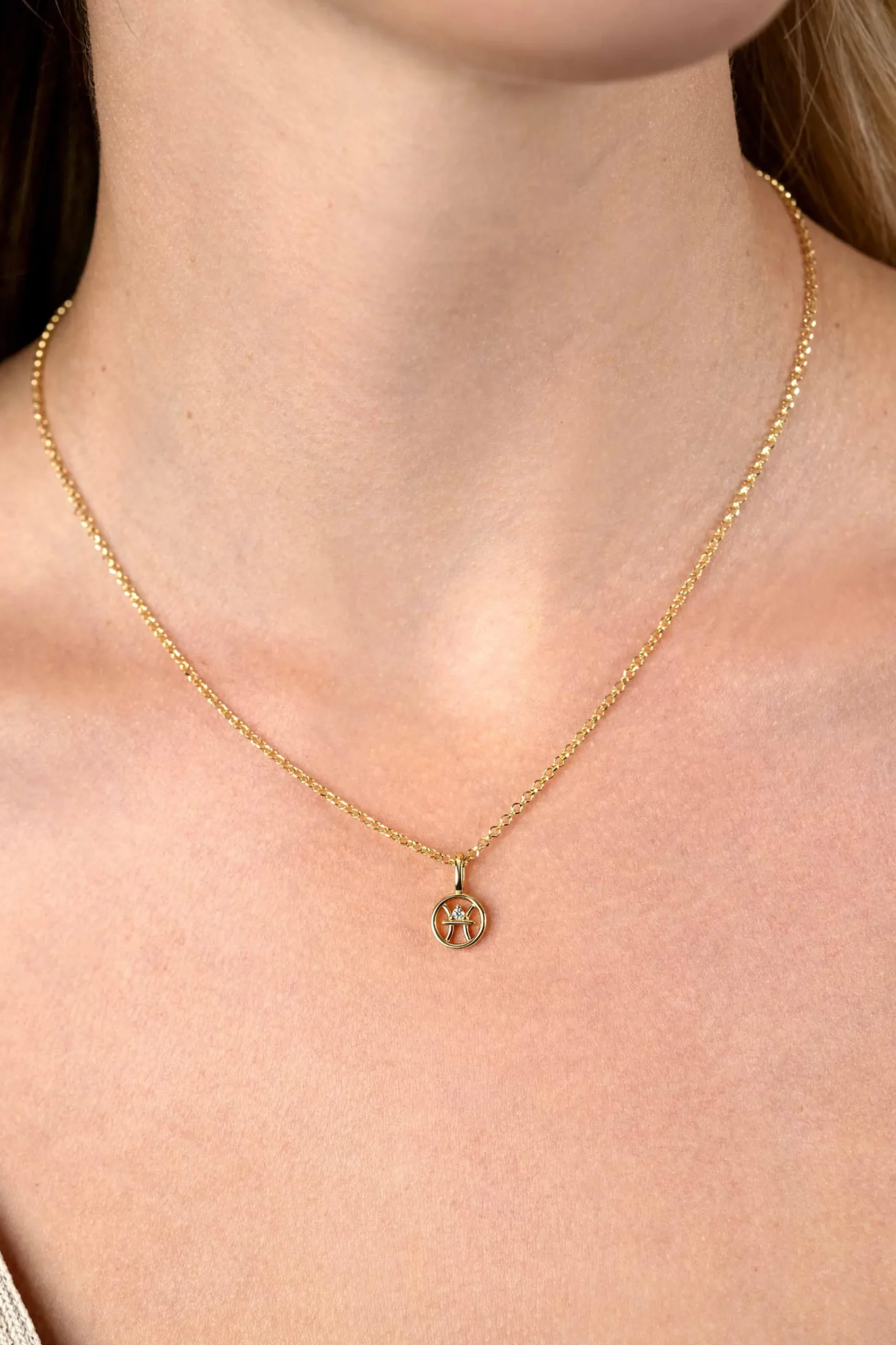 New Zinzi 9mm gold plated zilveren Vis sterrenbeeldhanger bezet met witte zirconia ZIHY-VIS (zonder collier)