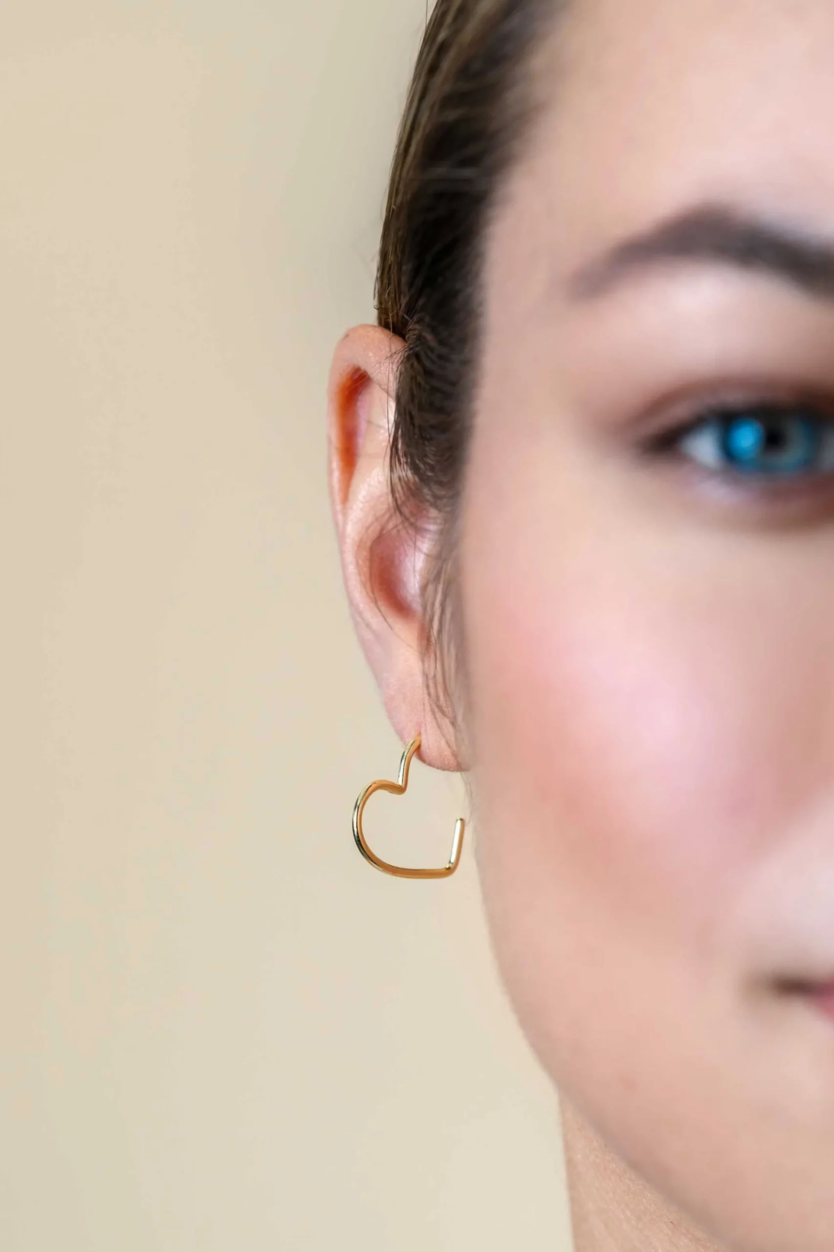 Zinzi 18mm gold plated zilveren halve oorringen in hartvorm 1,4mm buisdikte met vlindersluiting ZIO2584G