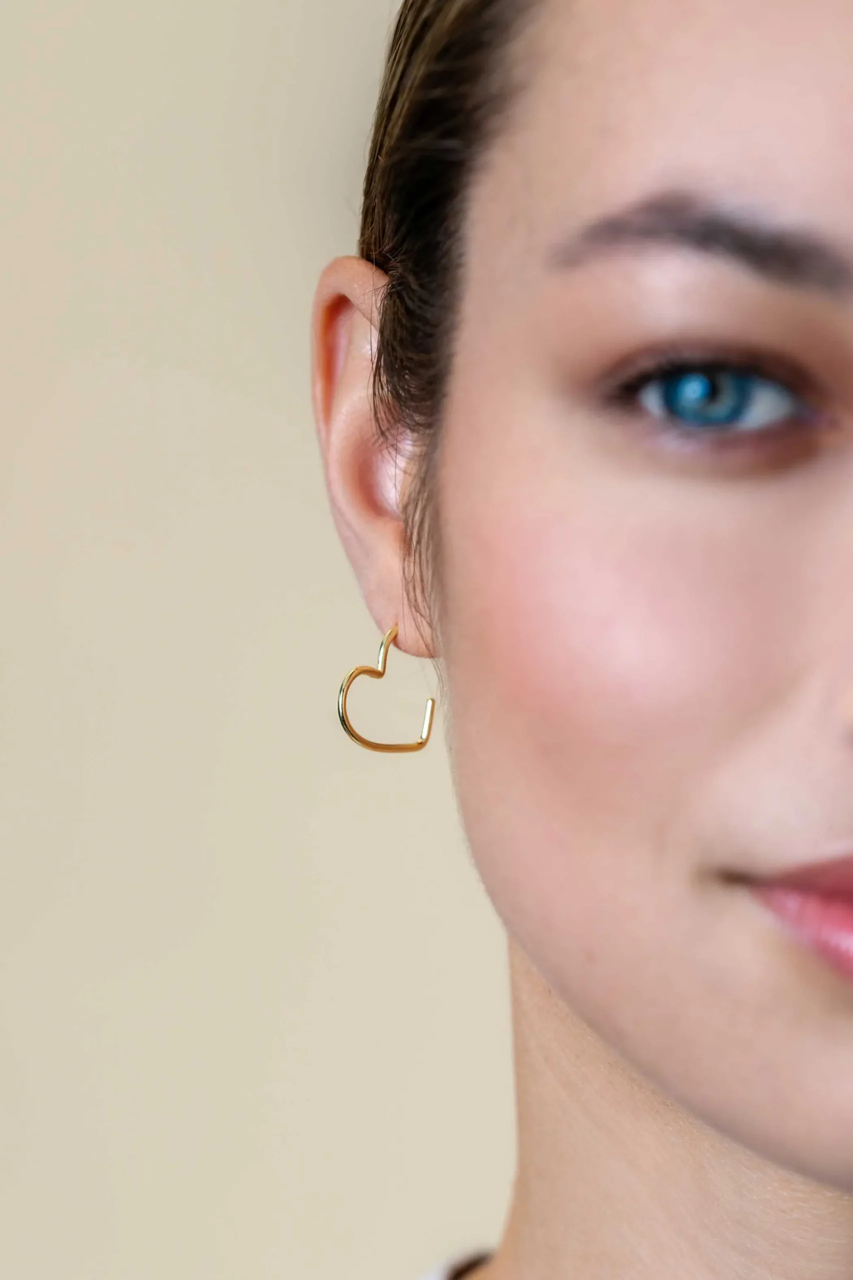 Zinzi 18mm gold plated zilveren halve oorringen in hartvorm 1,4mm buisdikte met vlindersluiting ZIO2584G