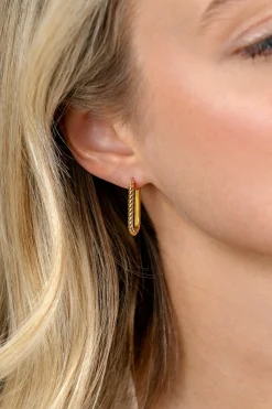 Zinzi 24mm gold plated zilveren oorringen in ovale vorm met gedraaide buis en luxe klapsluiting ZIO2692G