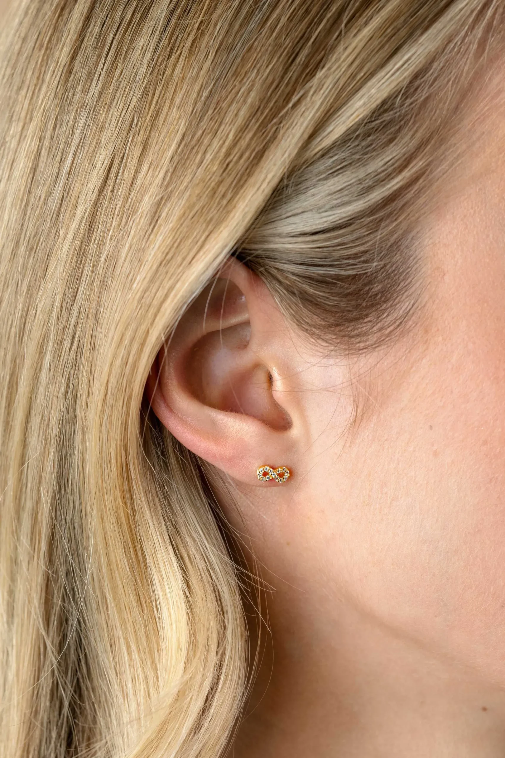 Zinzi 8mm gold plated zilveren oorknoppen Infinity bezet met witte zirconia's ZIO2597Y