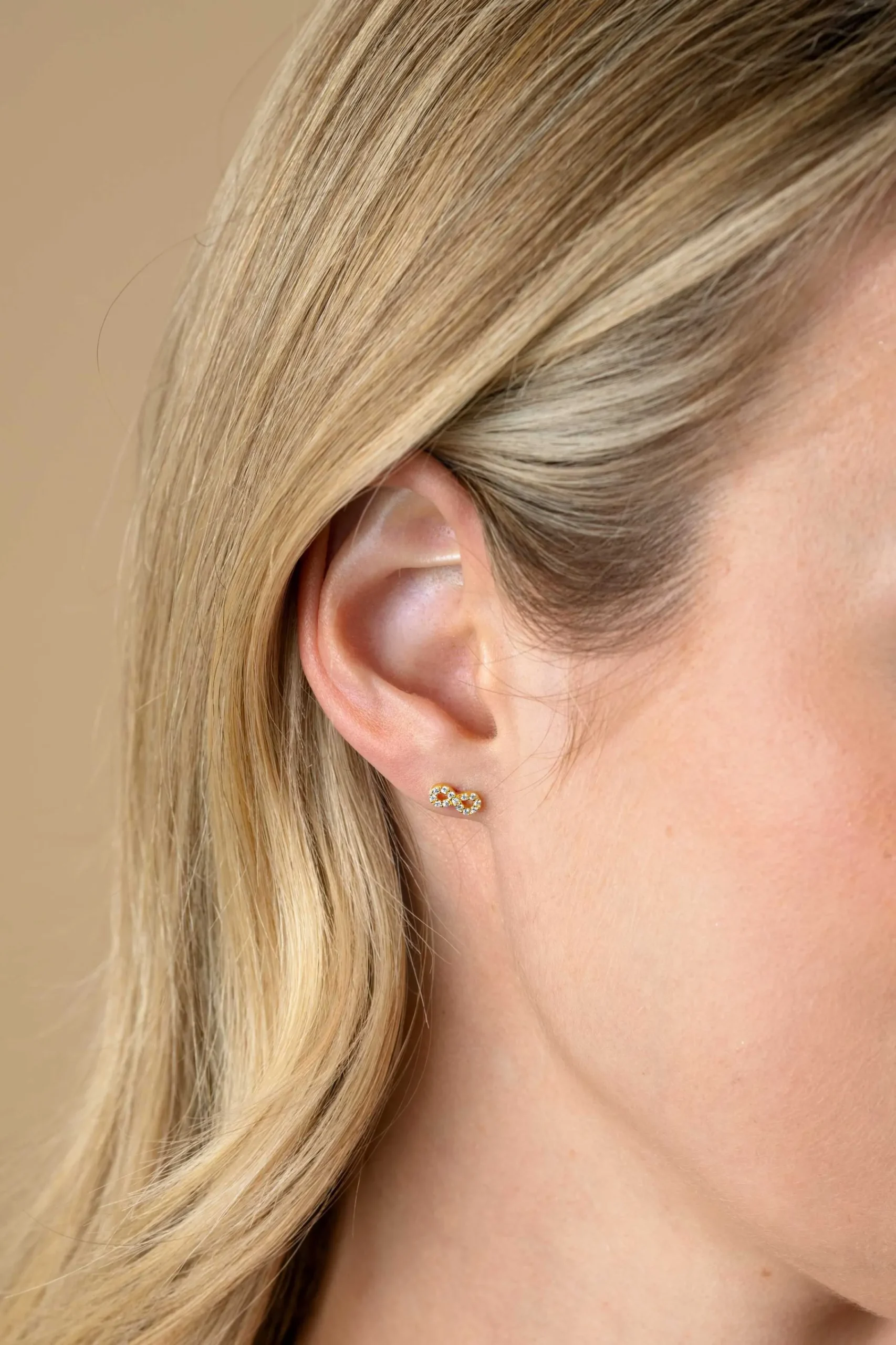 Zinzi 8mm gold plated zilveren oorknoppen Infinity bezet met witte zirconia's ZIO2597Y