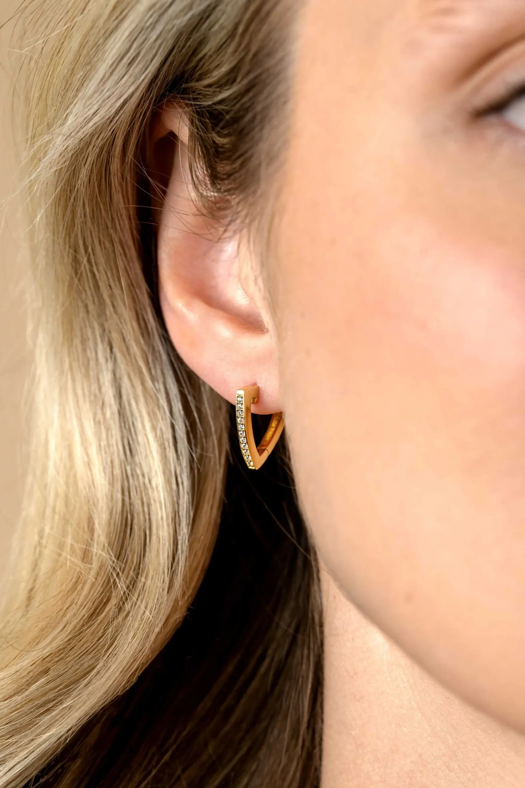 Hot Zinzi 14mm gold plated zilveren oorringen driehoeksvorm bezet met witte zirconia's ZIO2607