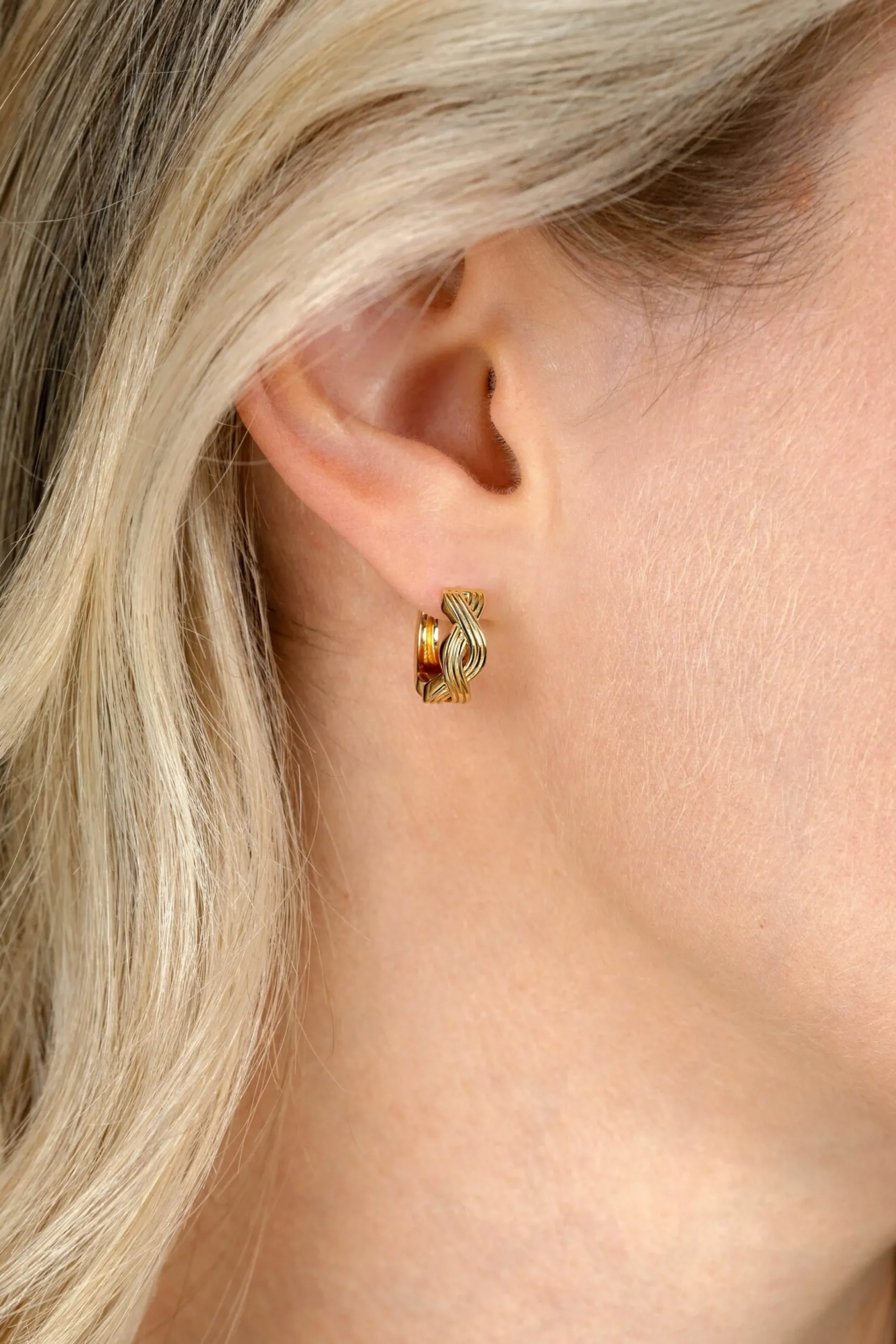 New Zinzi 15mm gold plated zilveren oorringen met luxe Infinity teken en klapsluiting ZIO2684