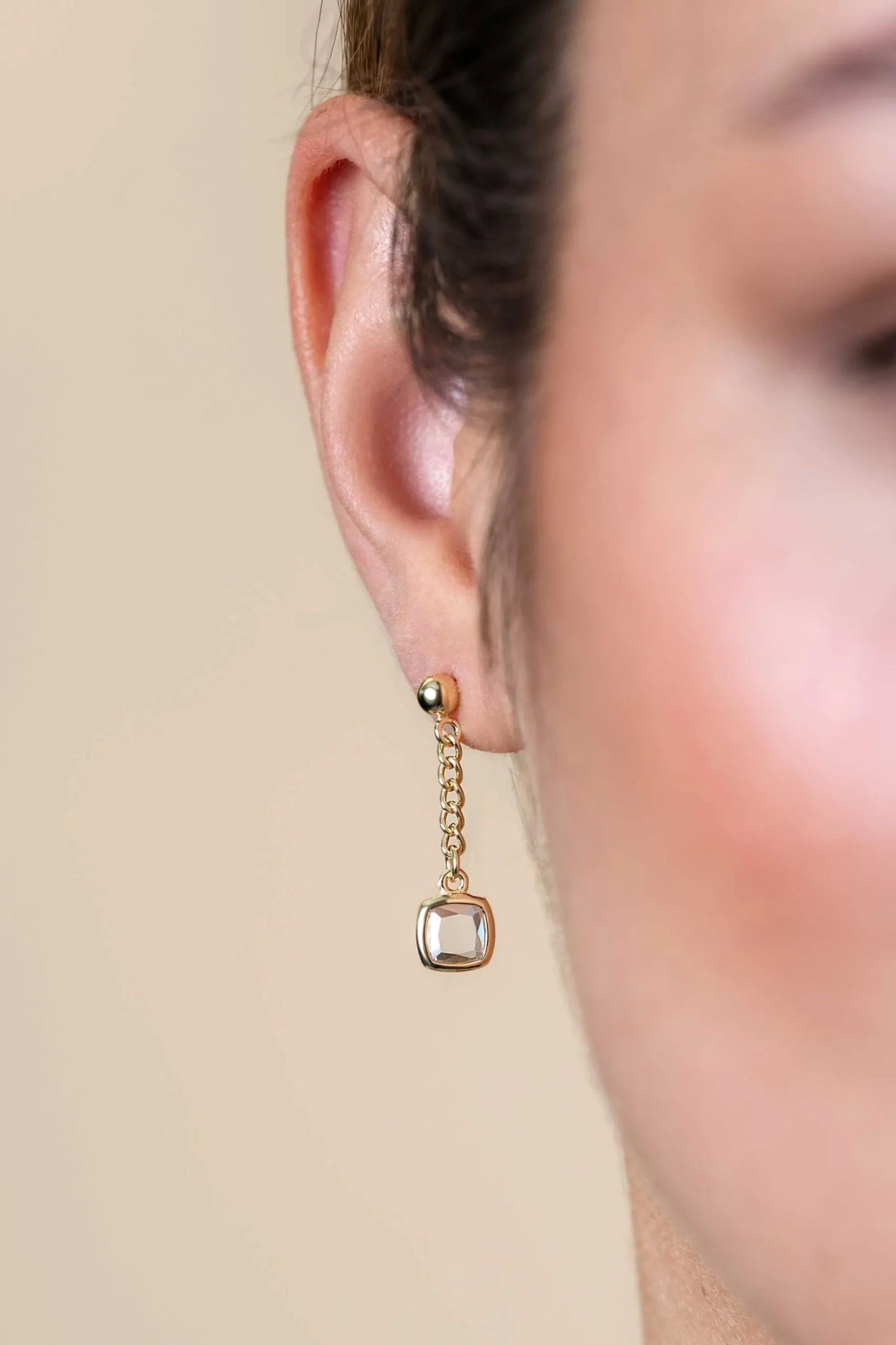 Discount Zinzi 25mm gold plated zilveren oorstekers met gourmet kettinkje en vierkante zetting bezet met witte zirconia ZIO2417Y