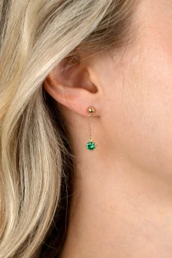 Online Zinzi 26mm gold plated zilveren oorstekers met kettinkje en een bungelende ronde groene kleursteen ZIO2660G