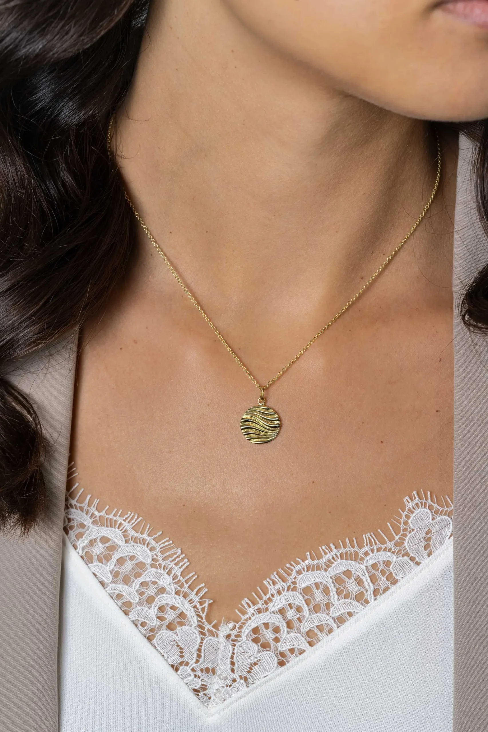 Clearance Zinzi 18mm gold plated zilveren hanger rond met sierlijke golven als bewerking ZIH2450 (zonder collier)