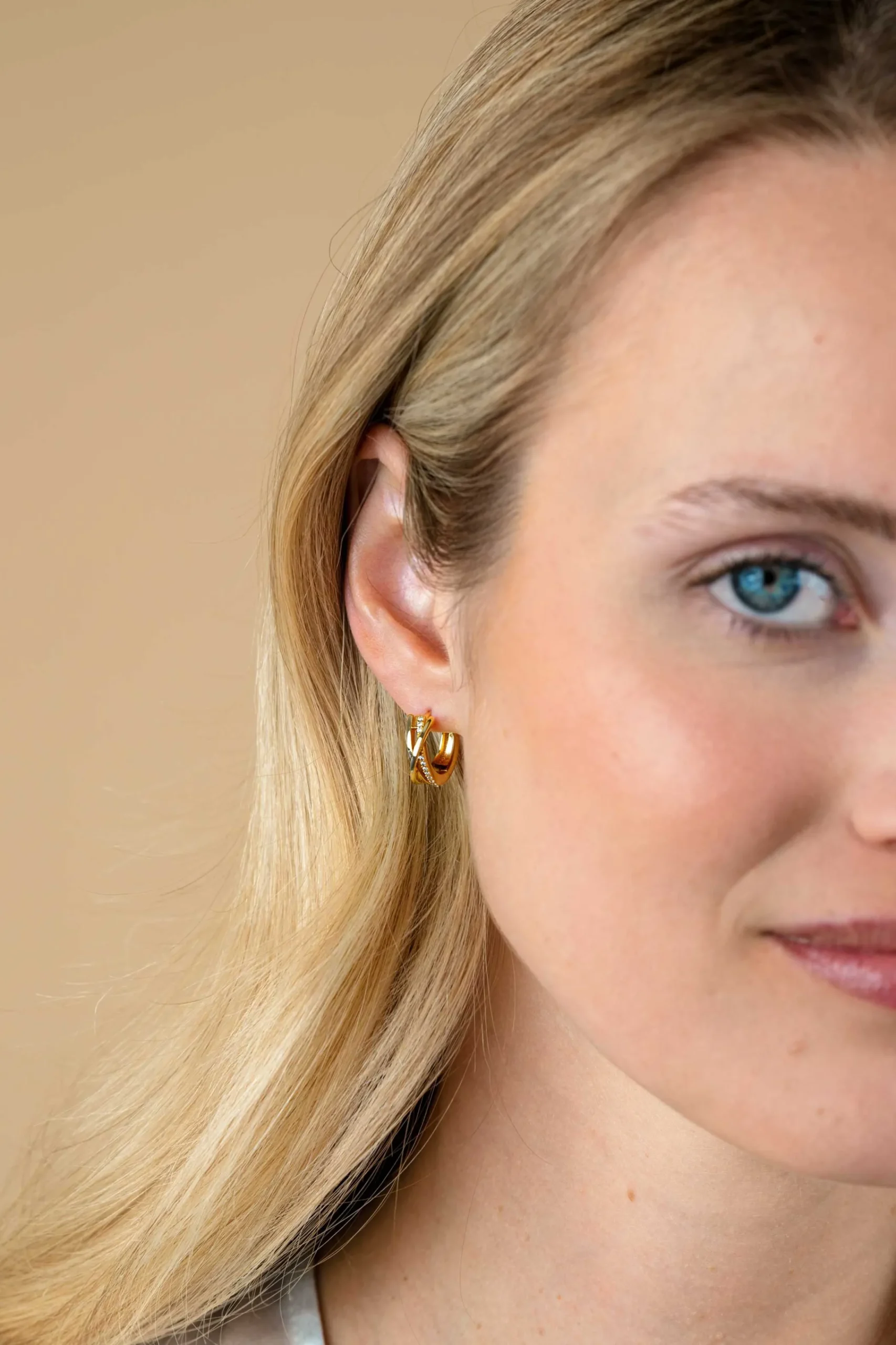 Outlet Zinzi 16mm gold plated zilveren cross-over oorringen 5,5mm breed bezet met witte zirconia's ZIO1774Y