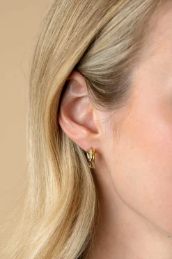 Outlet Zinzi 16mm gold plated zilveren cross-over oorringen 5,5mm breed bezet met witte zirconia's ZIO1774Y