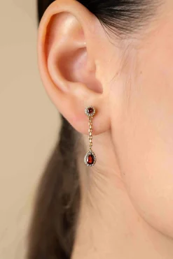 Clearance Zinzi 25mm gold plated zilveren oorstekers met schakelkettinkje en druppelvormige rood granaat kleursteen en witte zirconia's ZIO2560