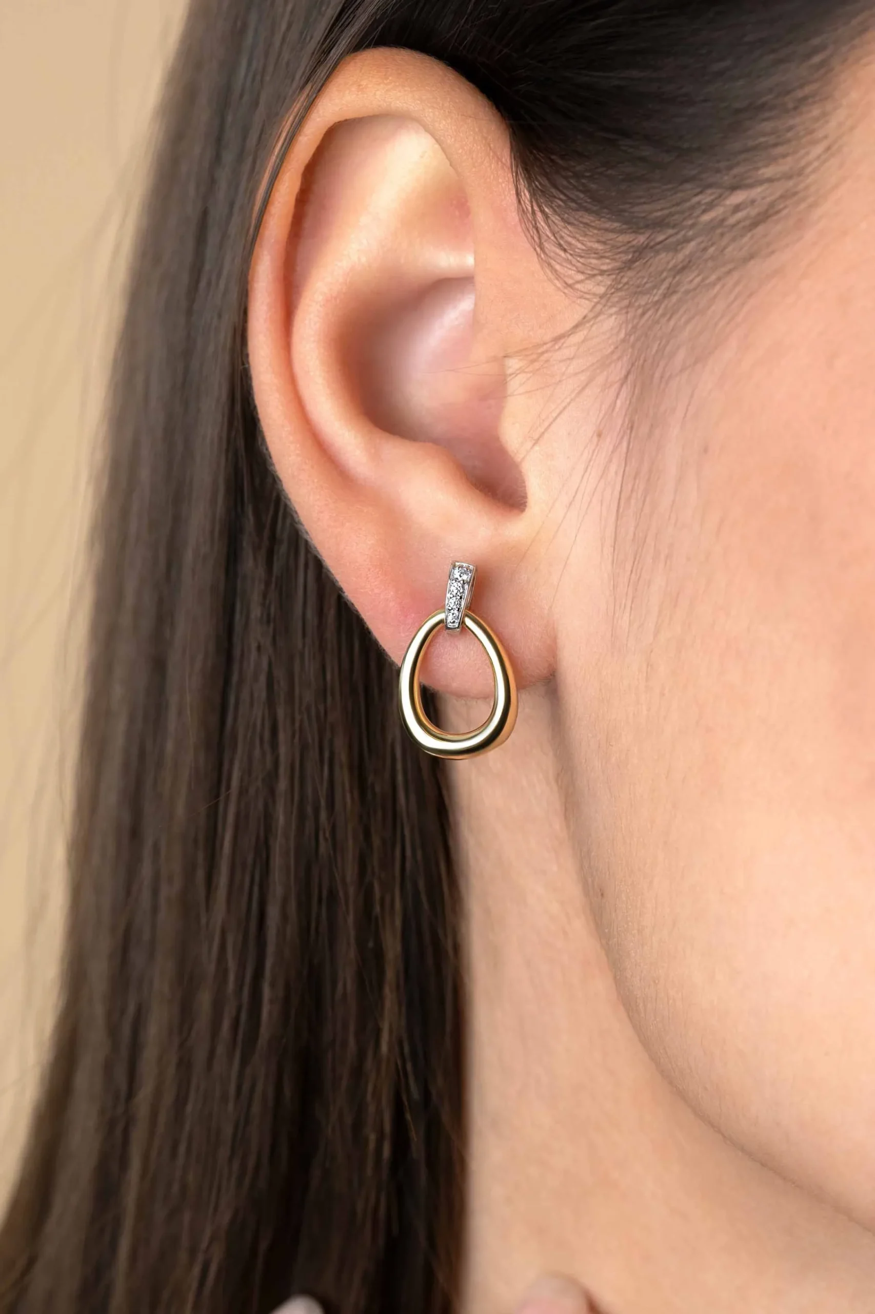Online Zinzi 19mm gold plated zilveren bicolor oorstekers druppelvorm glad met witte zirconia's ZIO1709Y